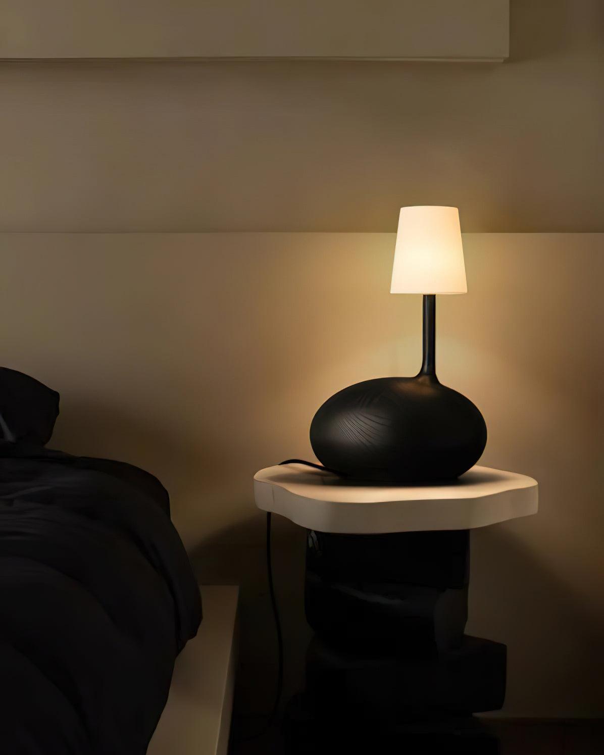 Dřevěná stolní lampa Slow — stmívatelná, ořechové tělo, bílé stínidlo