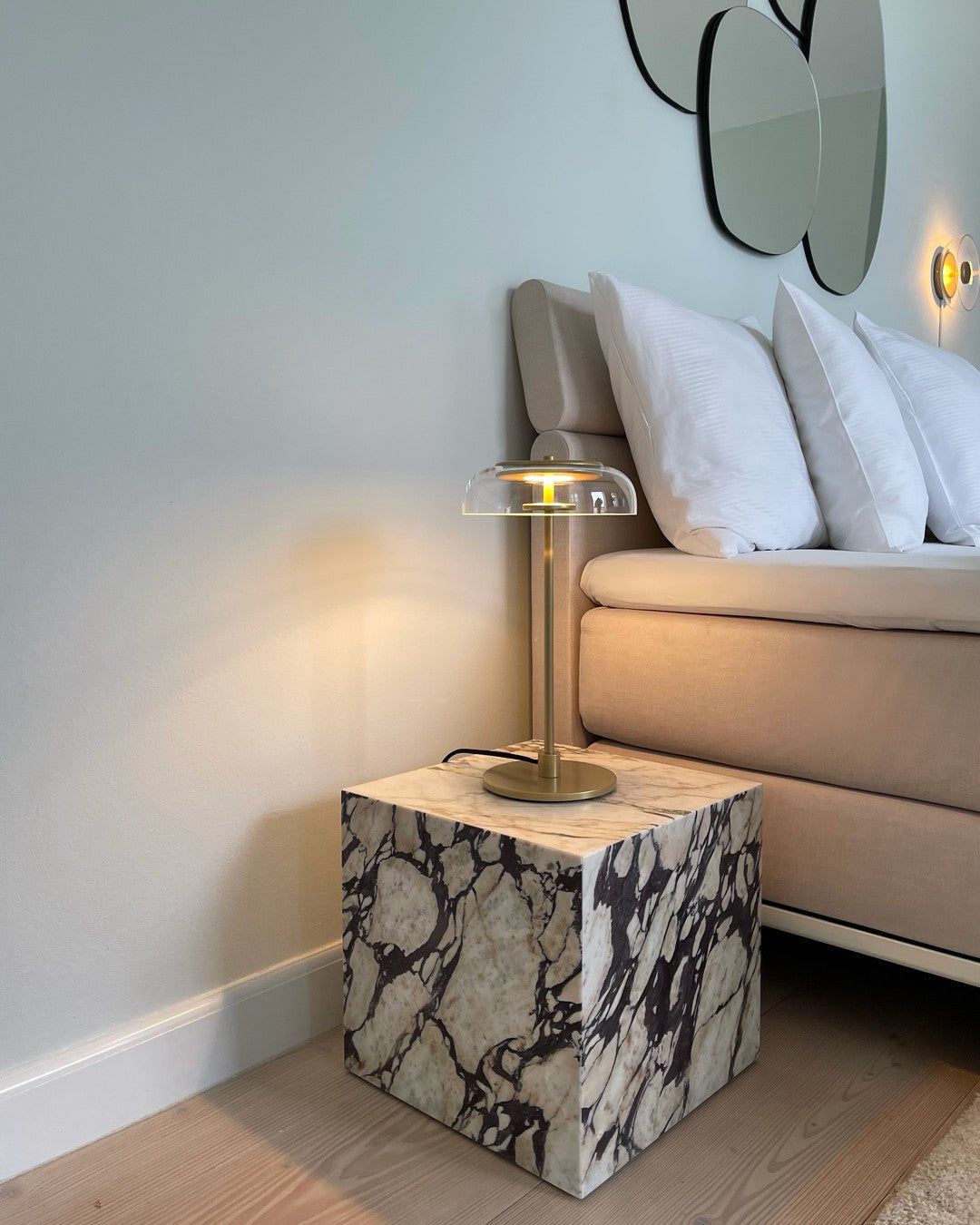 Stolní lampa Solara — zapojení do zásuvky s vypínačem