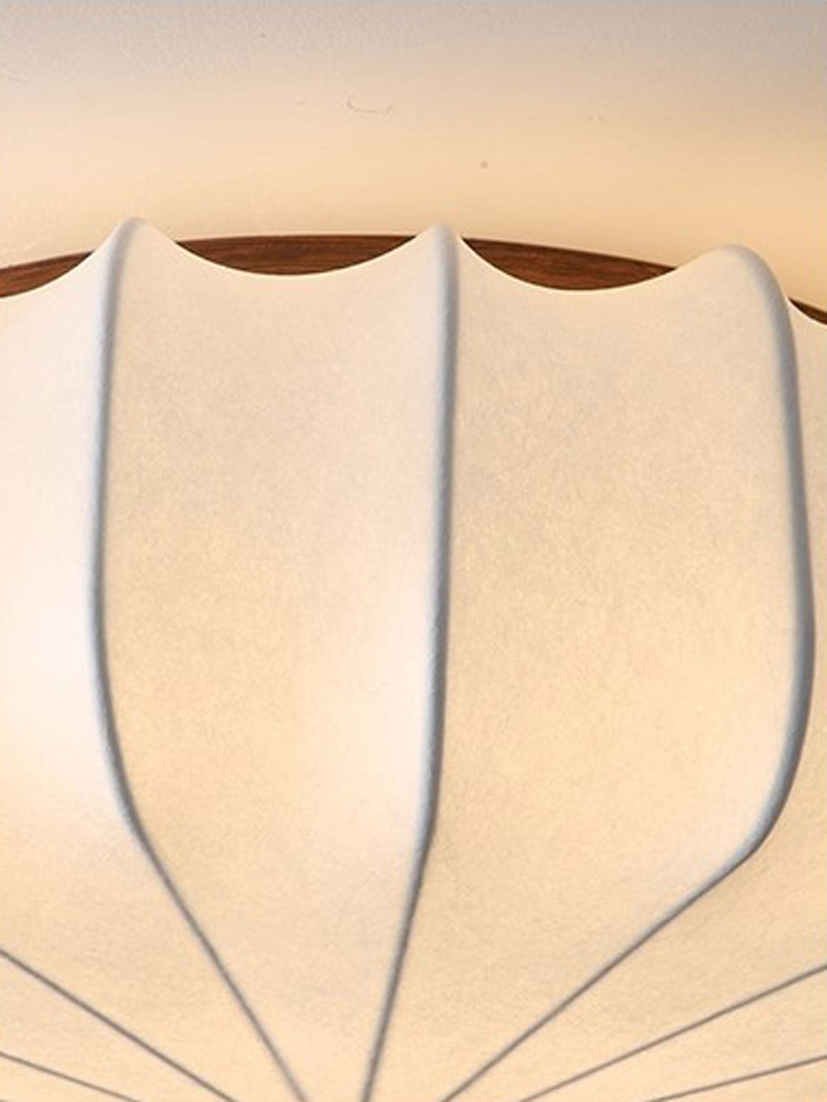 Plafoniera floreale Solenne — Silhouette floreale smerlata, luce soffusa diffusa