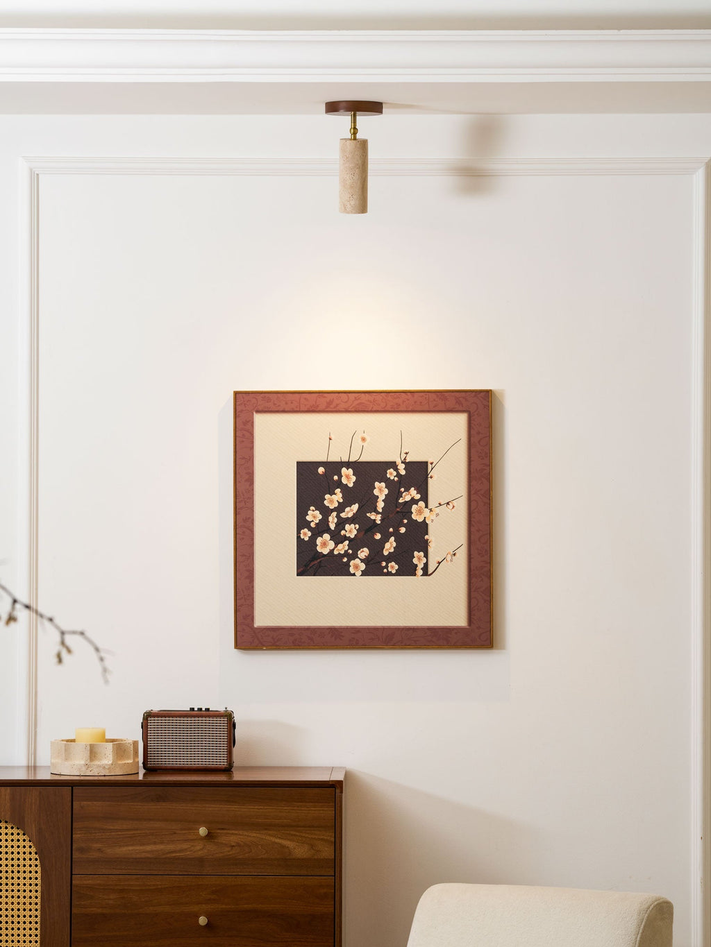 Faretto in pietra Solis — Cilindro in travertino, supporto in legno di noce, snodo in ottone