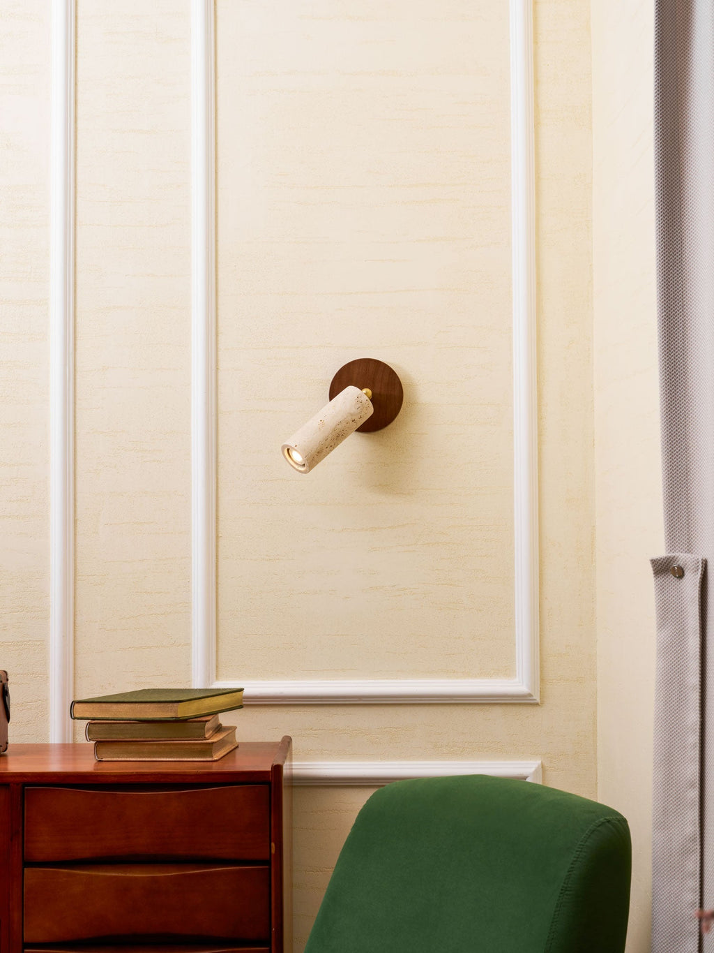 Faretto in pietra Solis — Cilindro in travertino, supporto in legno di noce, snodo in ottone