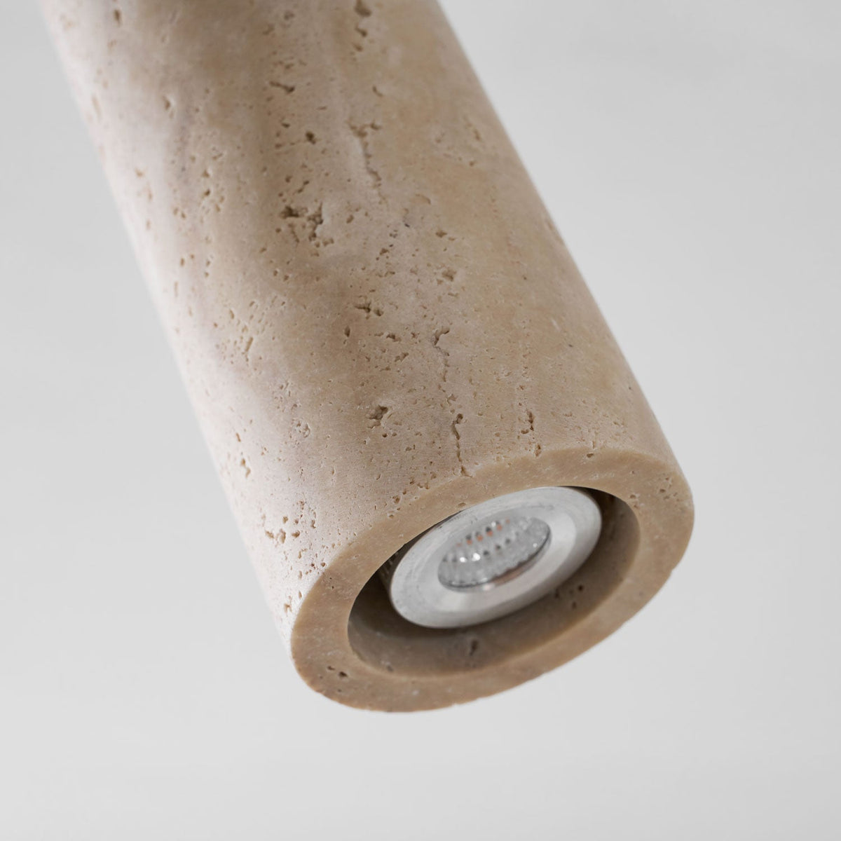 Faretto in pietra Solis — Cilindro in travertino, supporto in legno di noce, snodo in ottone