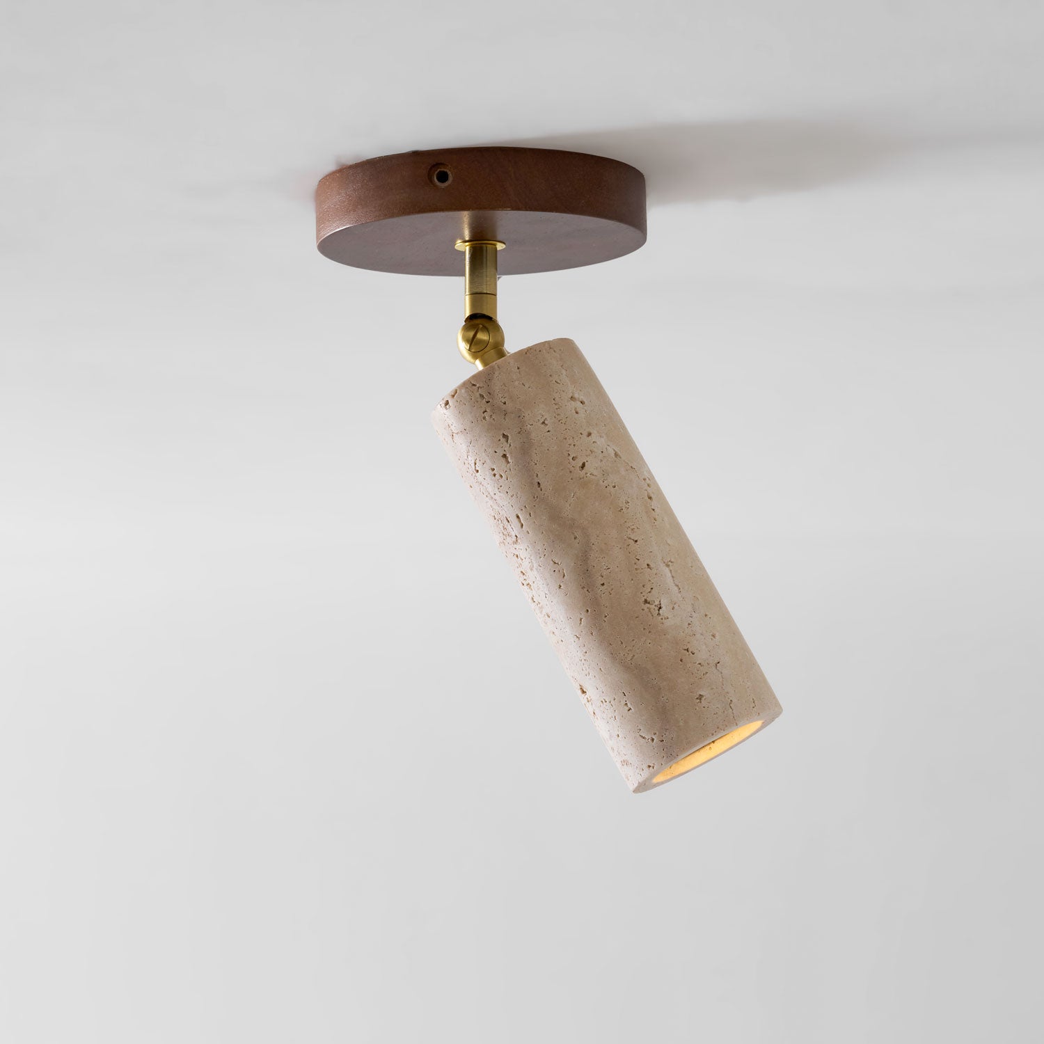 Faretto in pietra Solis — Cilindro in travertino, supporto in legno di noce, snodo in ottone