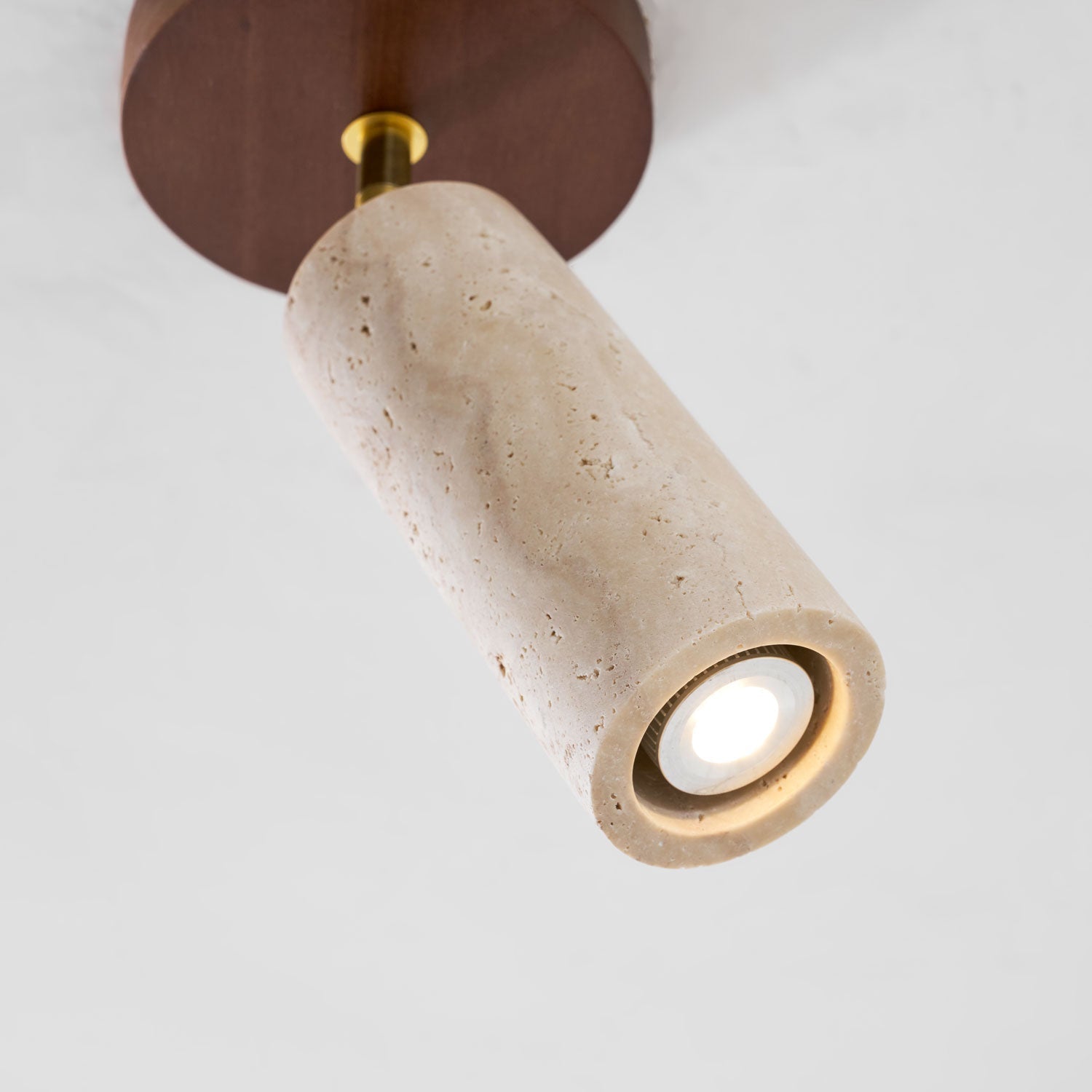 Faretto in pietra Solis — Cilindro in travertino, supporto in legno di noce, snodo in ottone