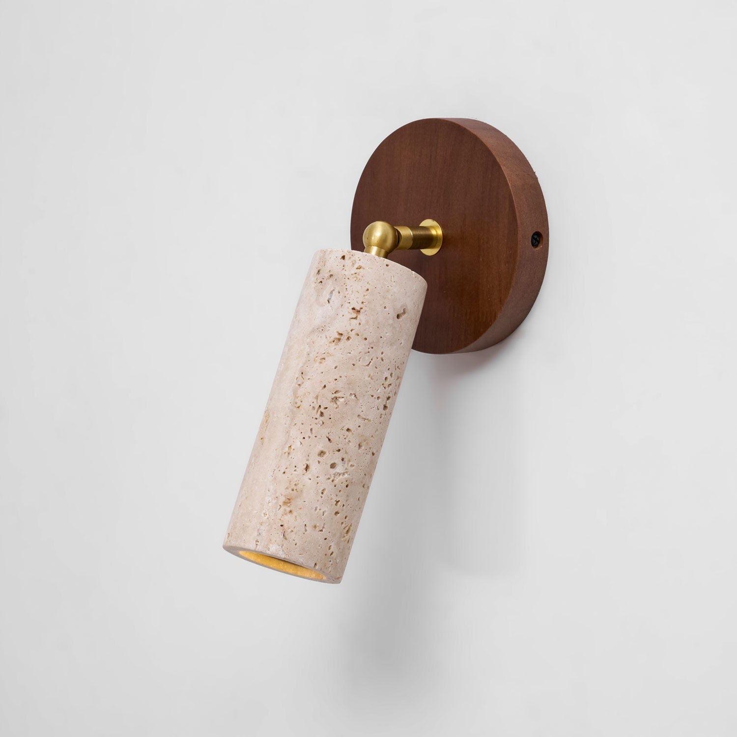 Faretto in pietra Solis — Cilindro in travertino, supporto in legno di noce, snodo in ottone
