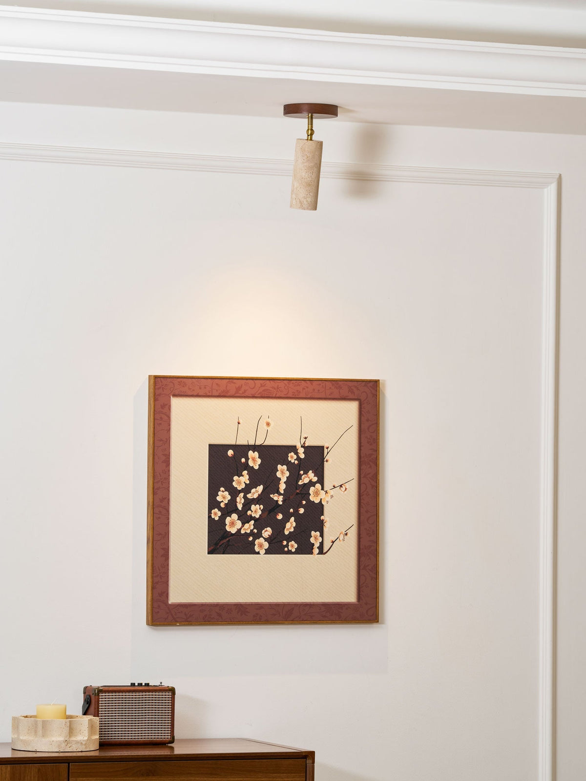 Faretto in pietra Solis — Cilindro in travertino, supporto in legno di noce, snodo in ottone