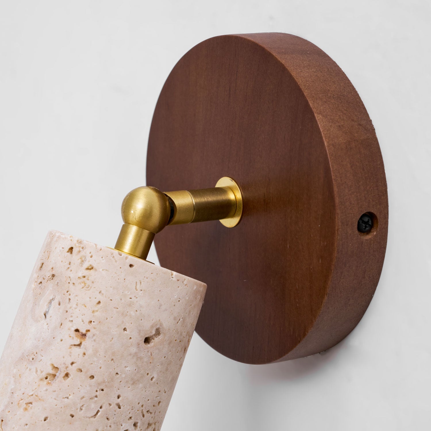 Faretto in pietra Solis — Cilindro in travertino, supporto in legno di noce, snodo in ottone
