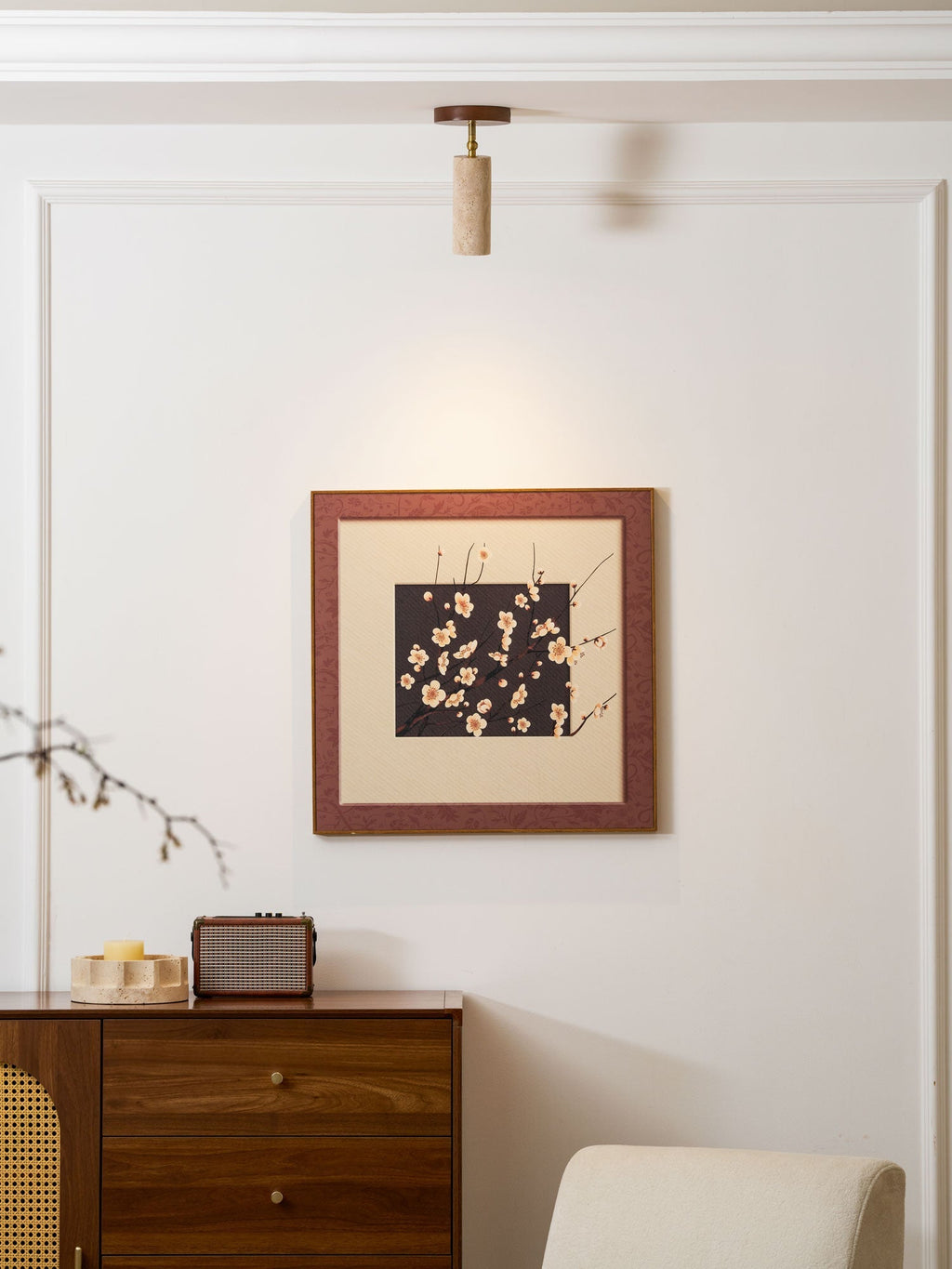 Faretto in pietra Solis — Cilindro in travertino, supporto in legno di noce, snodo in ottone