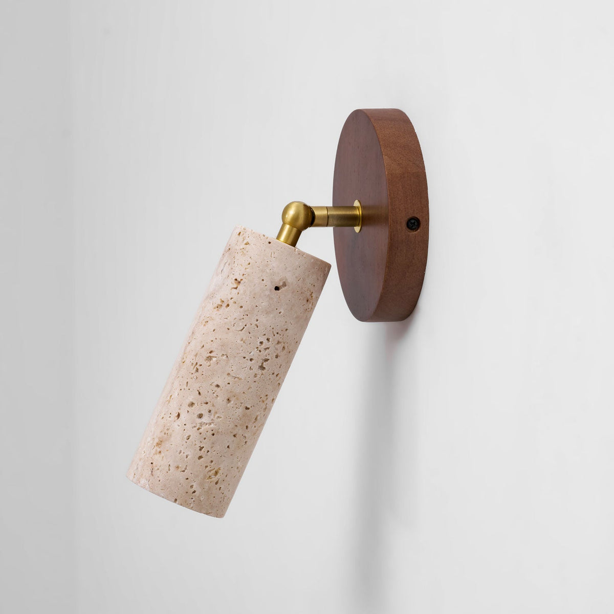Faretto in pietra Solis — Cilindro in travertino, supporto in legno di noce, snodo in ottone