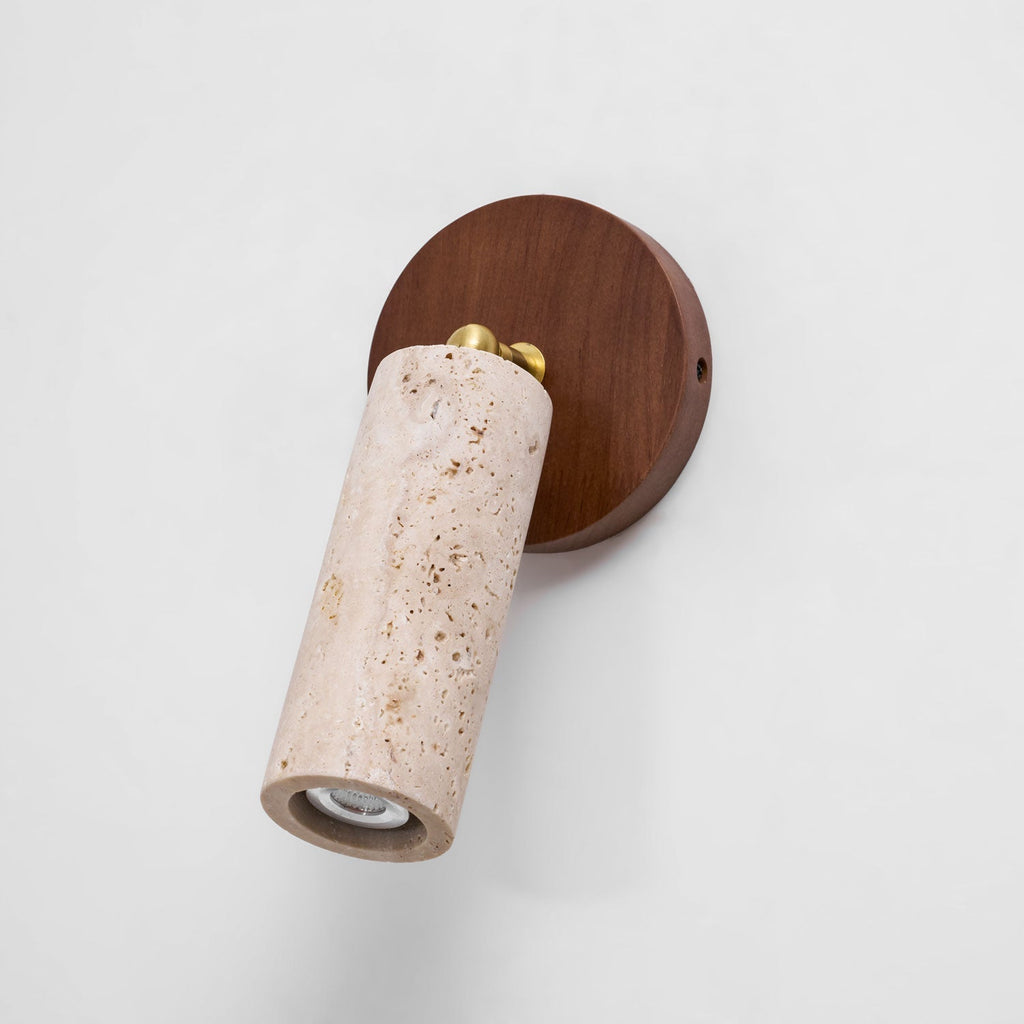 Faretto in pietra Solis — Cilindro in travertino, supporto in legno di noce, snodo in ottone