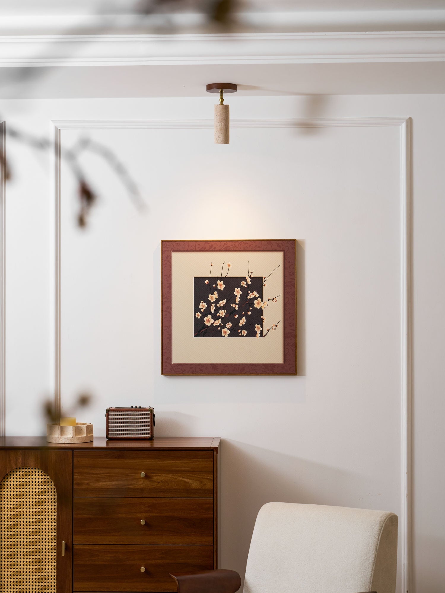 Faretto in pietra Solis — Cilindro in travertino, supporto in legno di noce, snodo in ottone