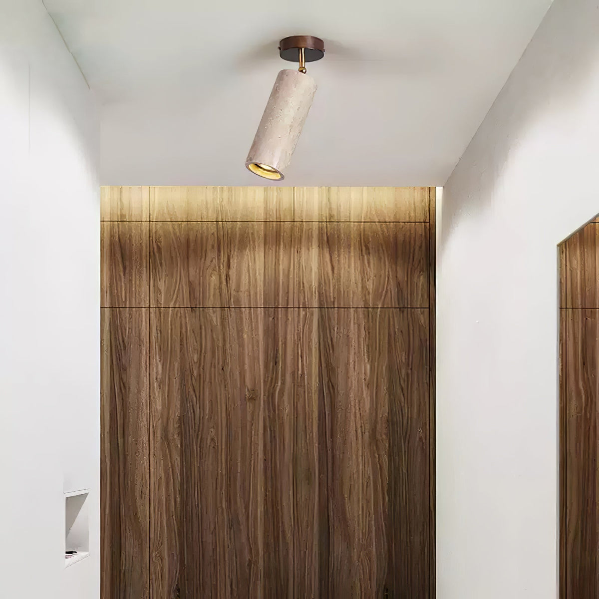 Faretto in pietra Solis — Cilindro in travertino, supporto in legno di noce, snodo in ottone