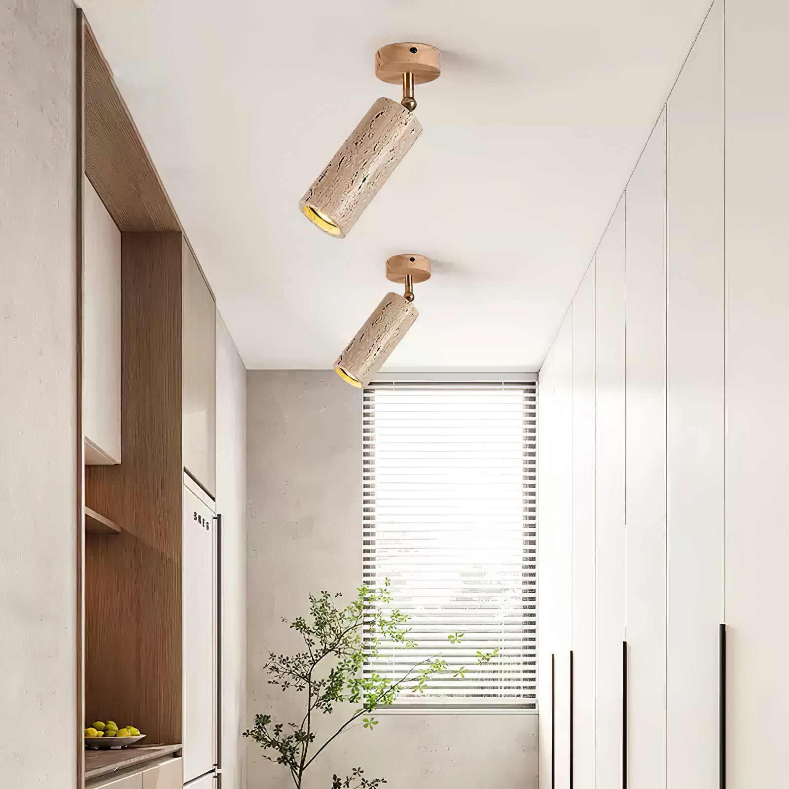 Faretto in pietra Solis — Cilindro in travertino, supporto in legno di noce, snodo in ottone