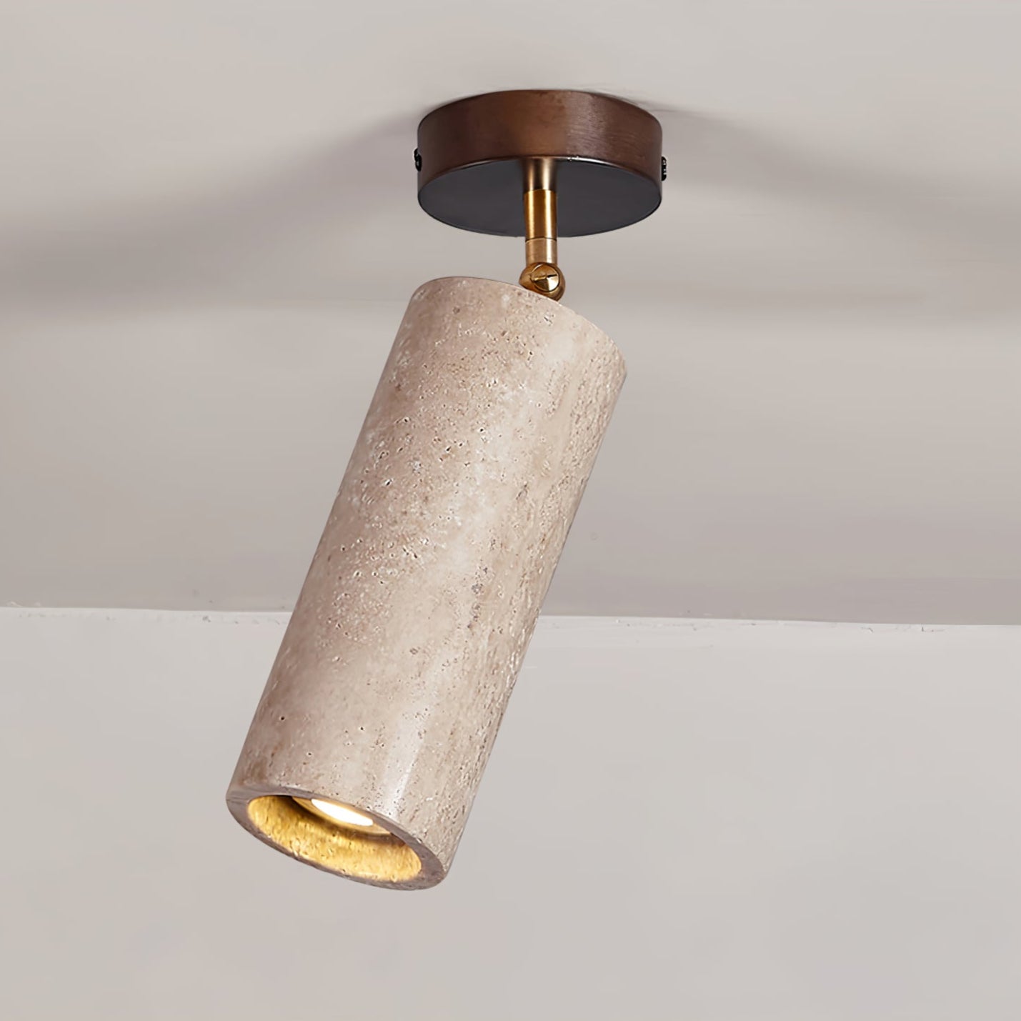Faretto in pietra Solis — Cilindro in travertino, supporto in legno di noce, snodo in ottone
