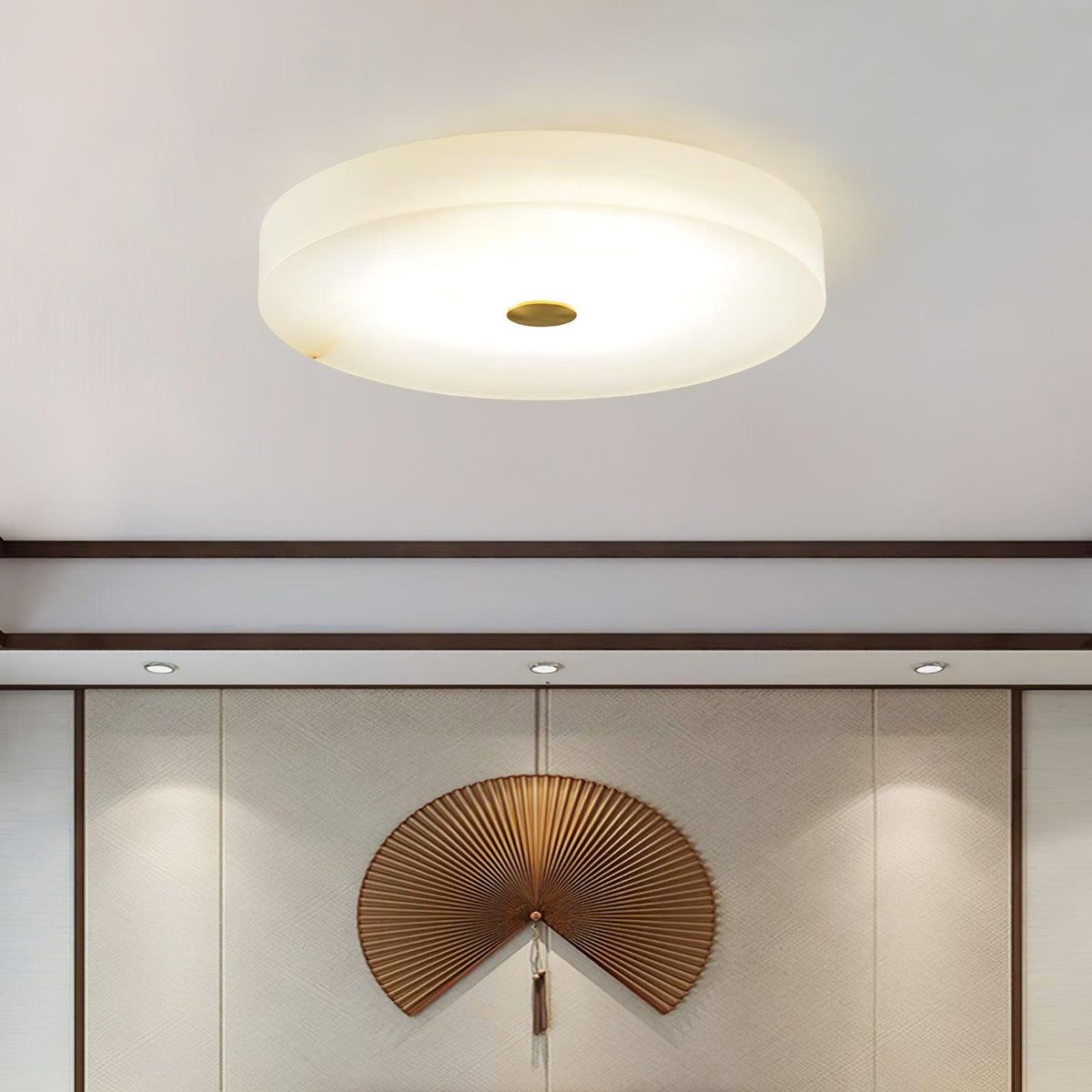 Stropní lampa Sophie z alabastru — kulatá silueta