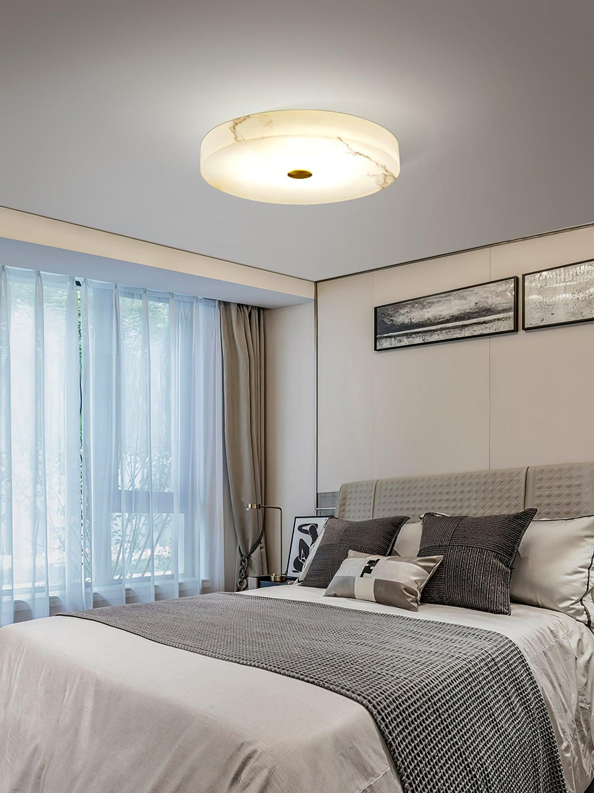 Stropní lampa Sophie z alabastru — kulatá silueta