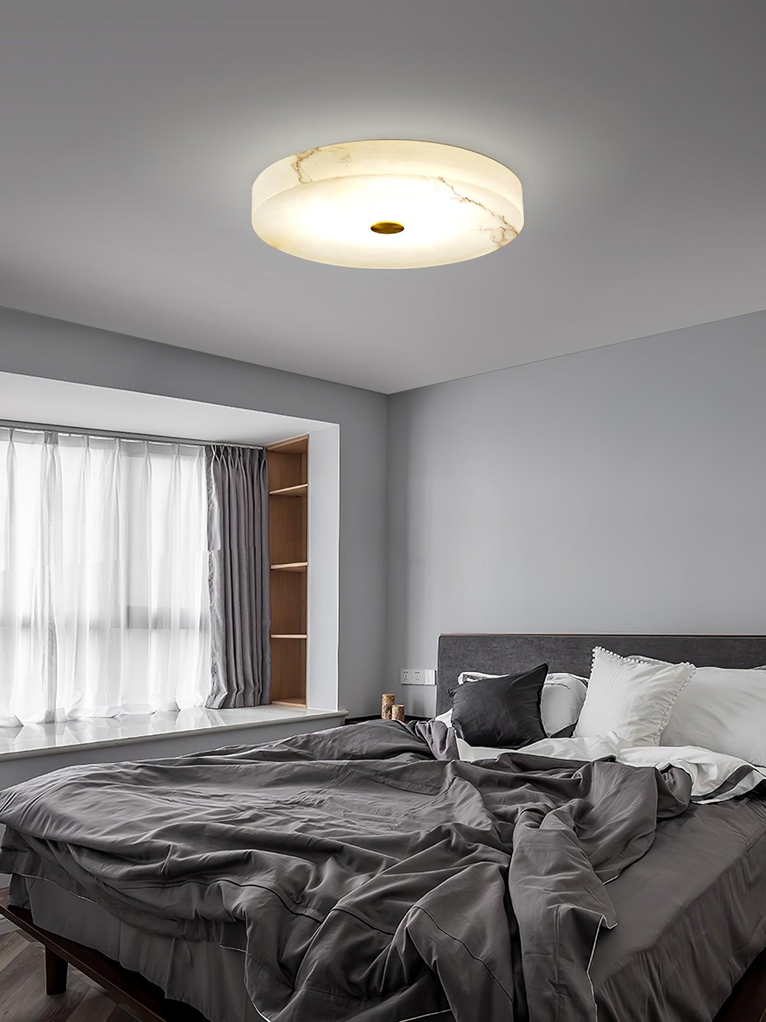 Stropní lampa Sophie z alabastru — kulatá silueta