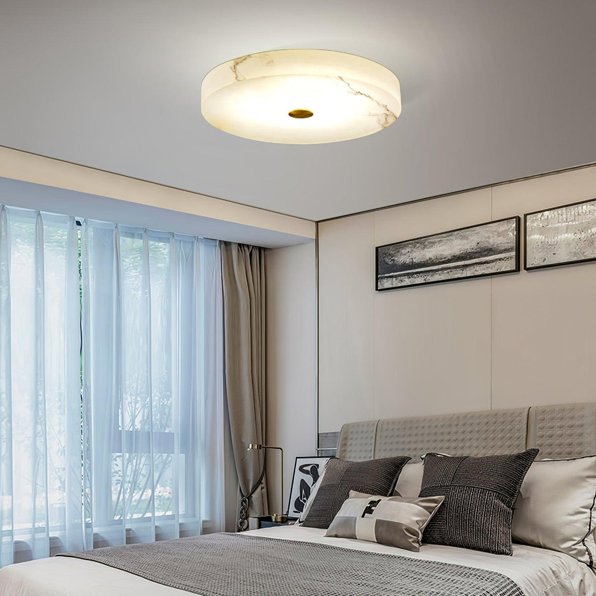 Stropní lampa Sophie z alabastru — kulatá silueta