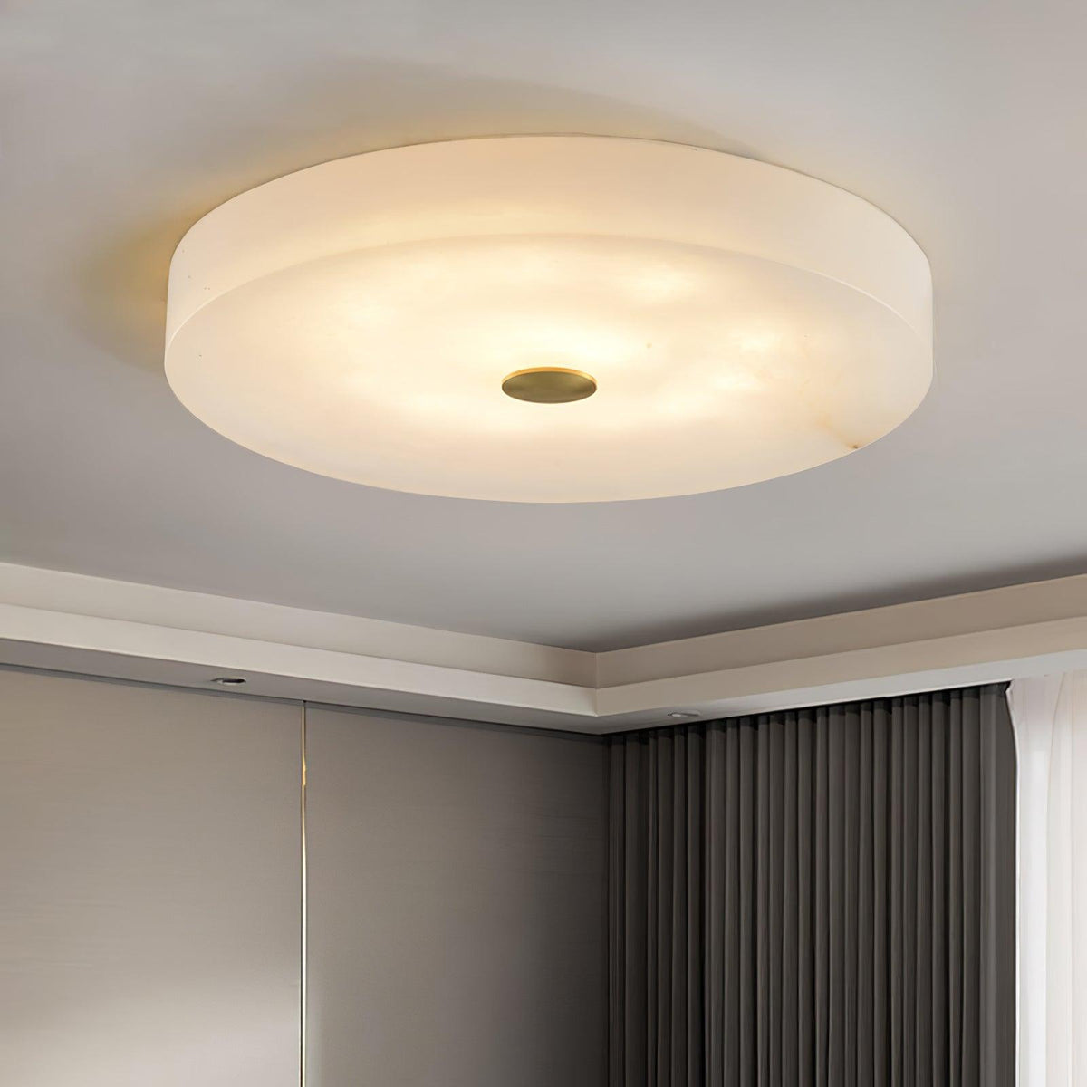 Stropní lampa Sophie z alabastru — kulatá silueta