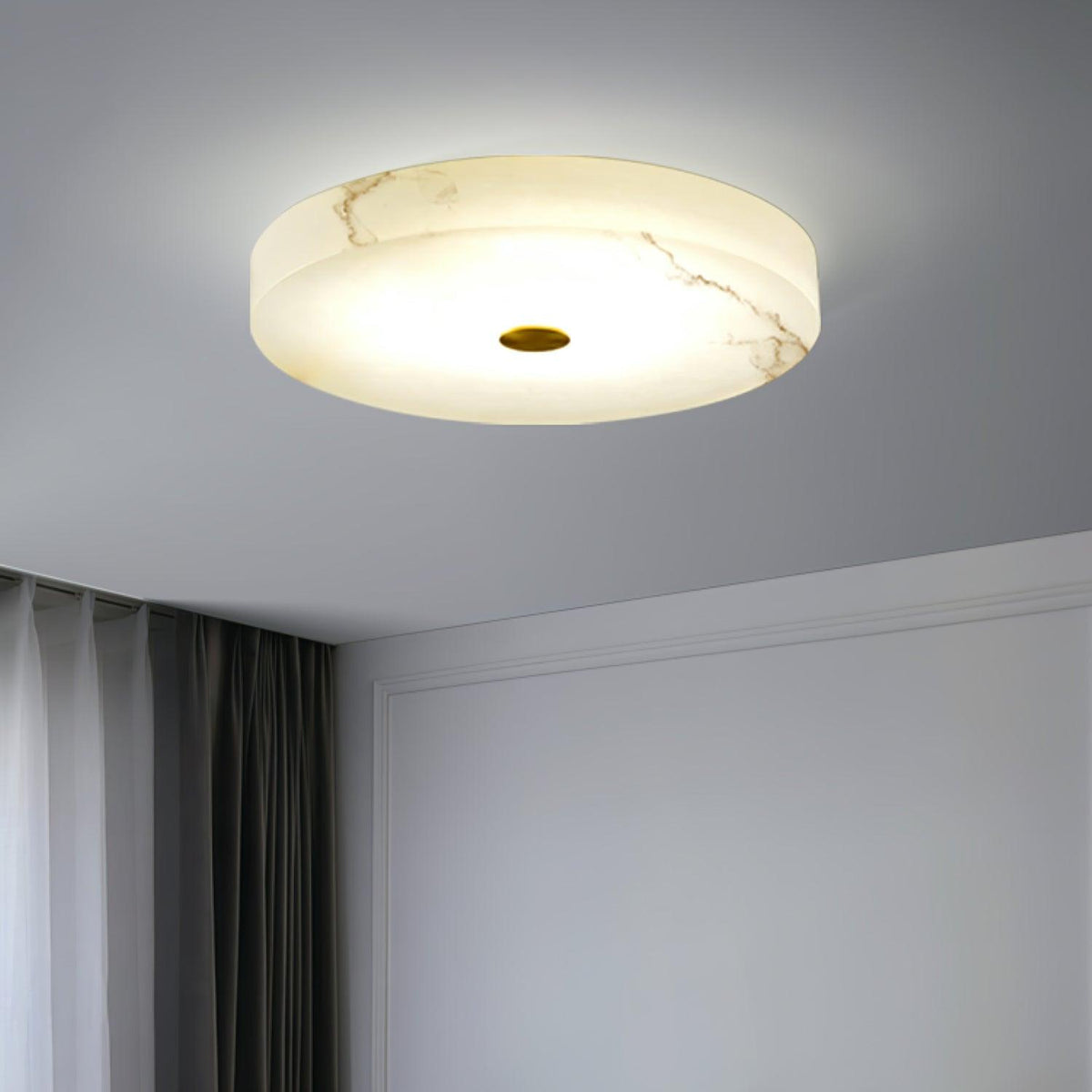Stropní lampa Sophie z alabastru — kulatá silueta