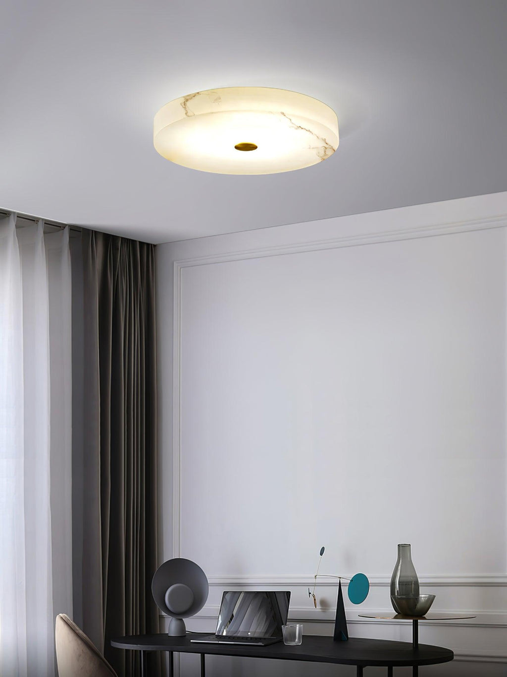 Stropní lampa Sophie z alabastru — kulatá silueta