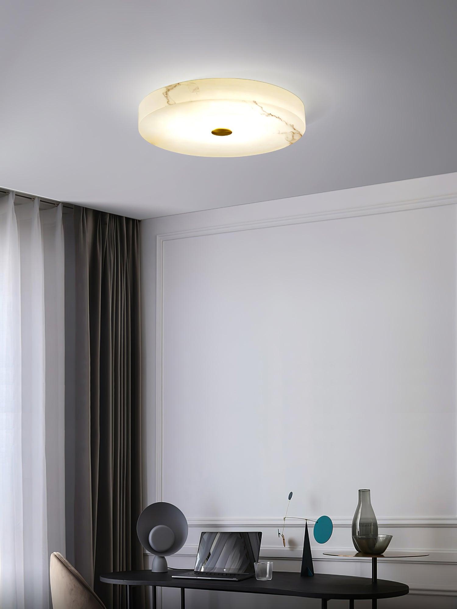 Stropní lampa Sophie z alabastru — kulatá silueta