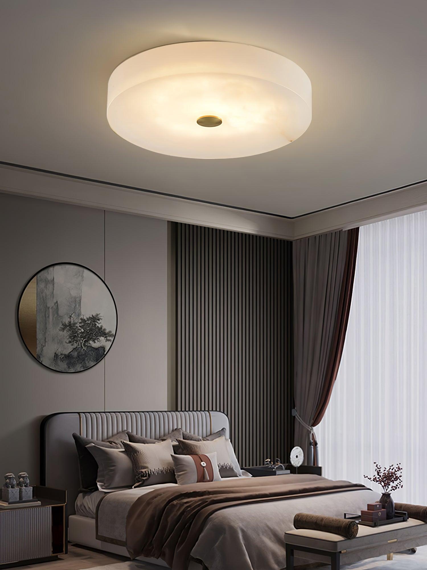 Stropní lampa Sophie z alabastru — kulatá silueta