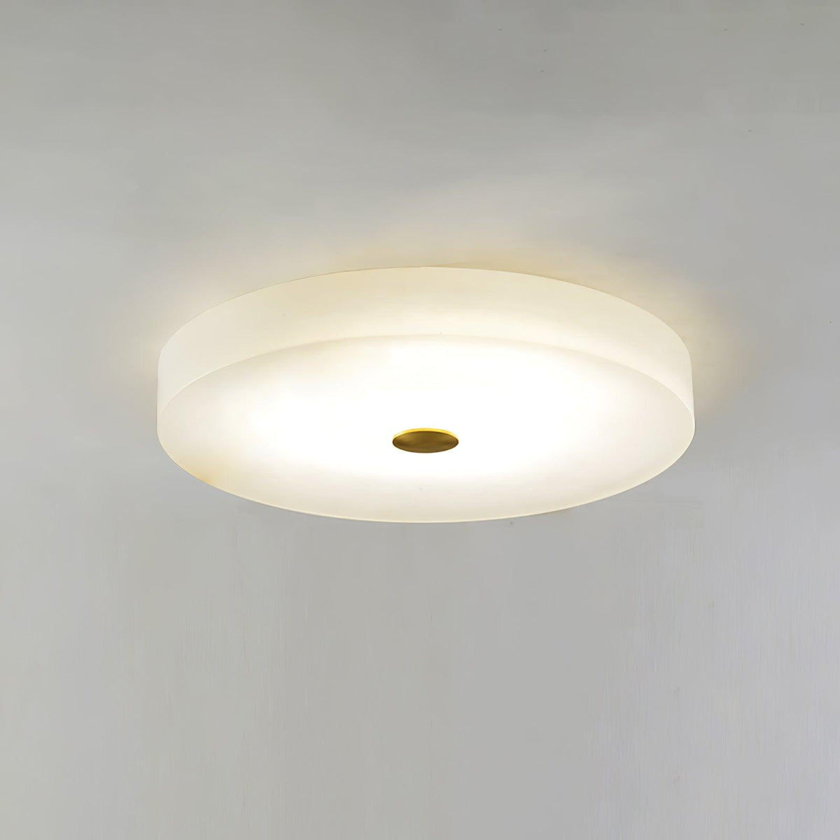 Stropní lampa Sophie z alabastru — kulatá silueta