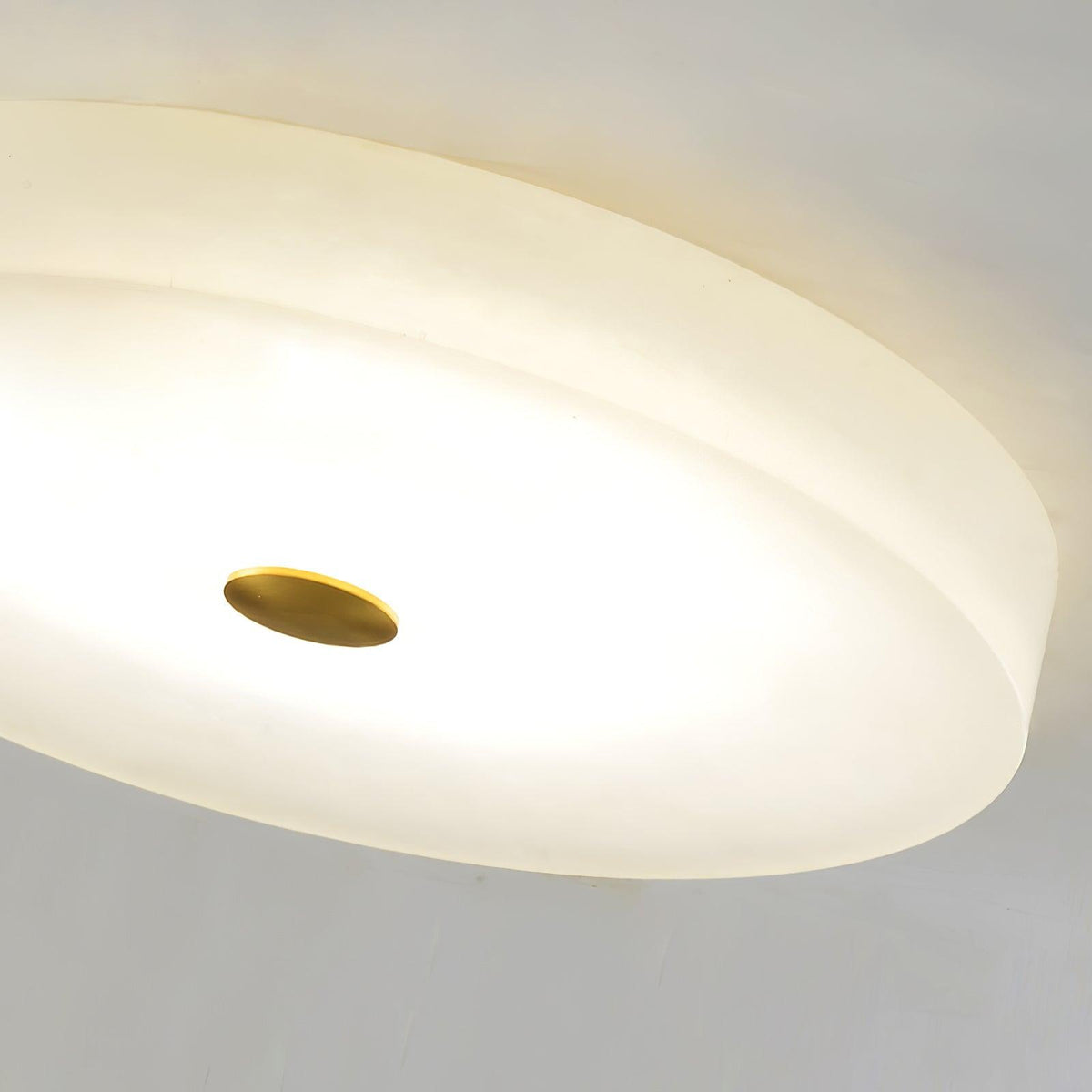 Stropní lampa Sophie z alabastru — kulatá silueta