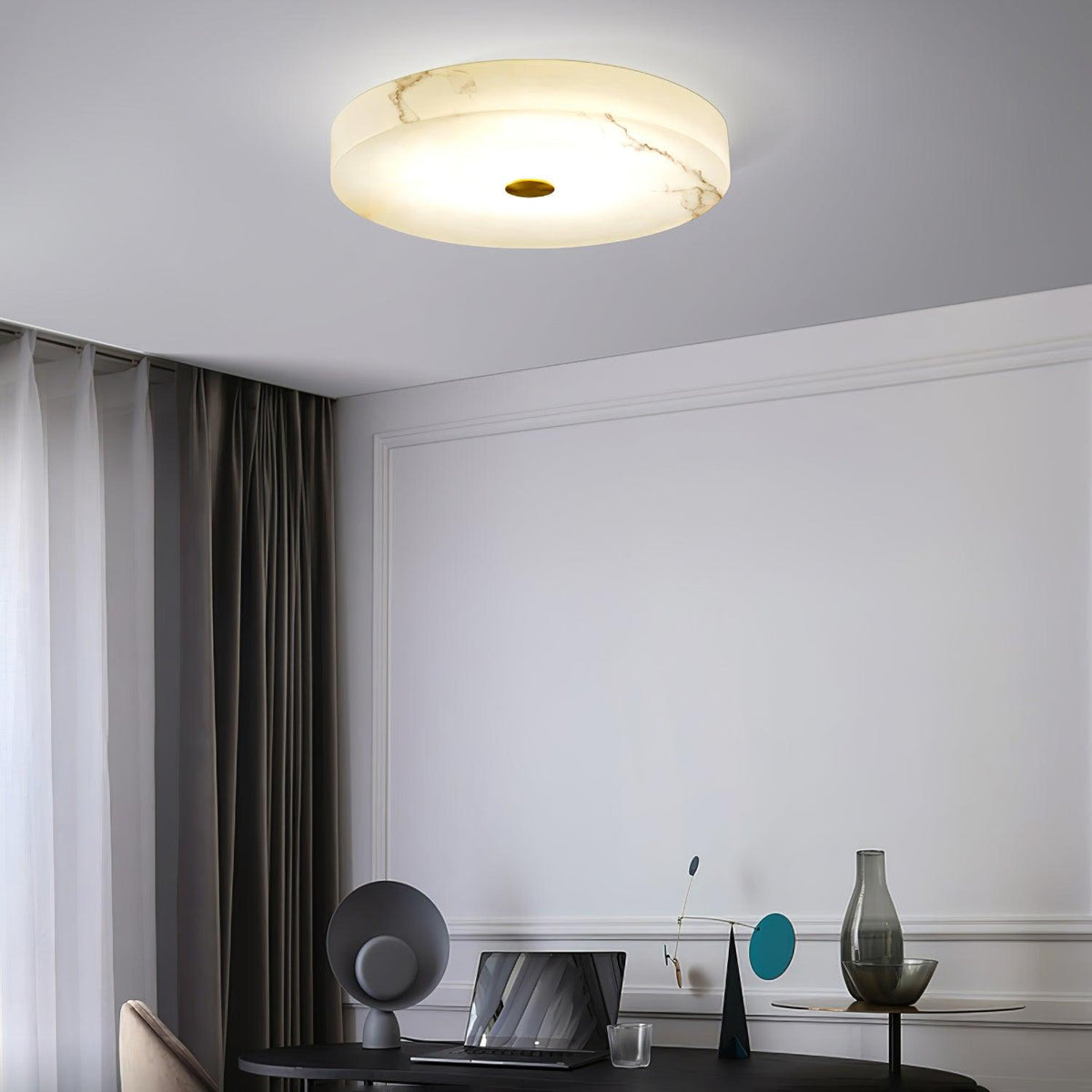 Stropní lampa Sophie z alabastru — kulatá silueta