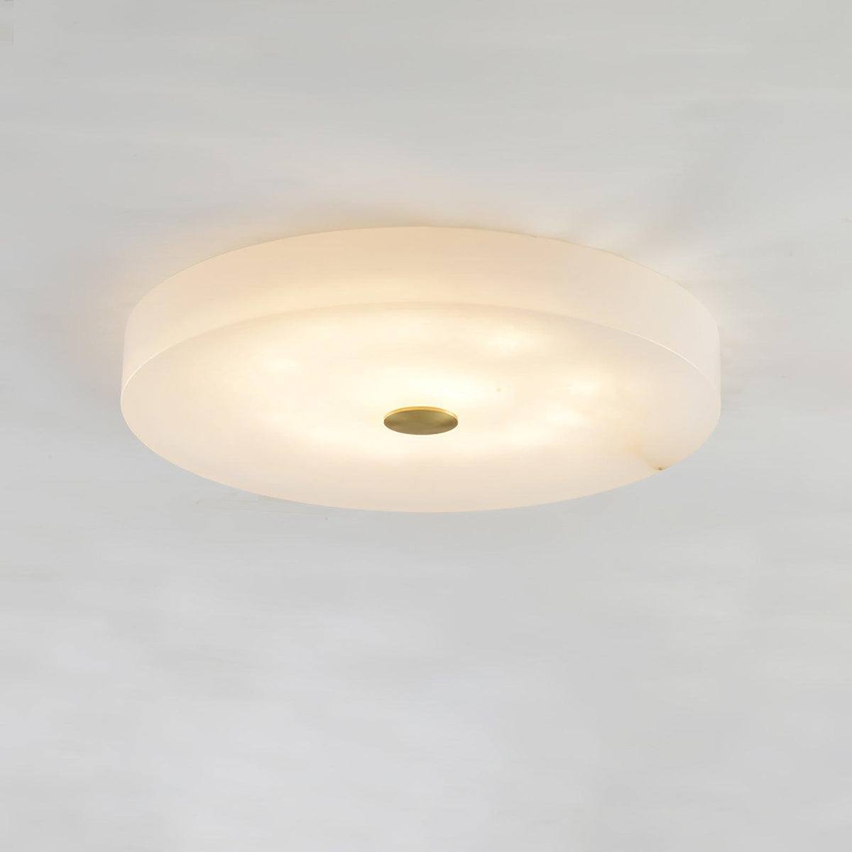 Stropní lampa Sophie z alabastru — kulatá silueta