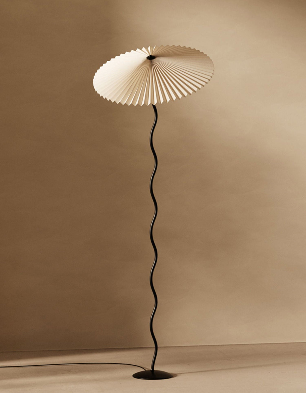 Squiggle Floor Lamp — Sculptural Wavy Stand, Modern Accent Lighting