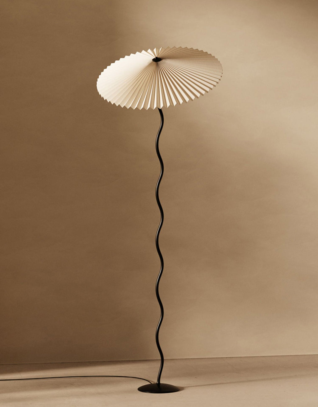 Squiggle-golvlampa — vågig bas, slingrande design