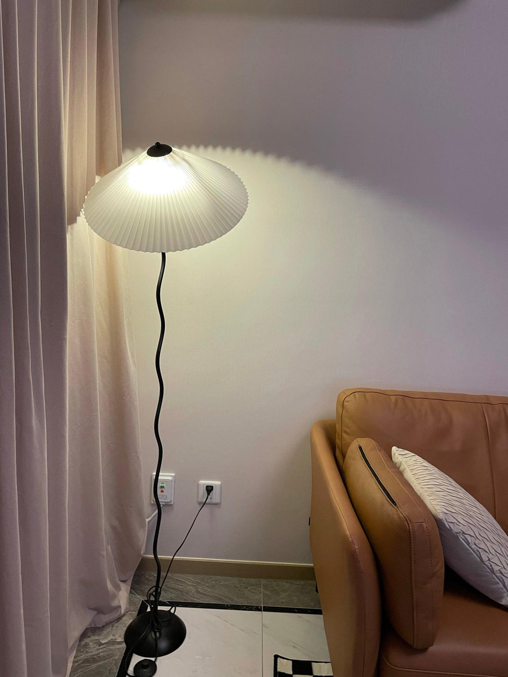 Squiggle Floor Lamp — Sculptural Wavy Stand, Modern Accent Lighting
