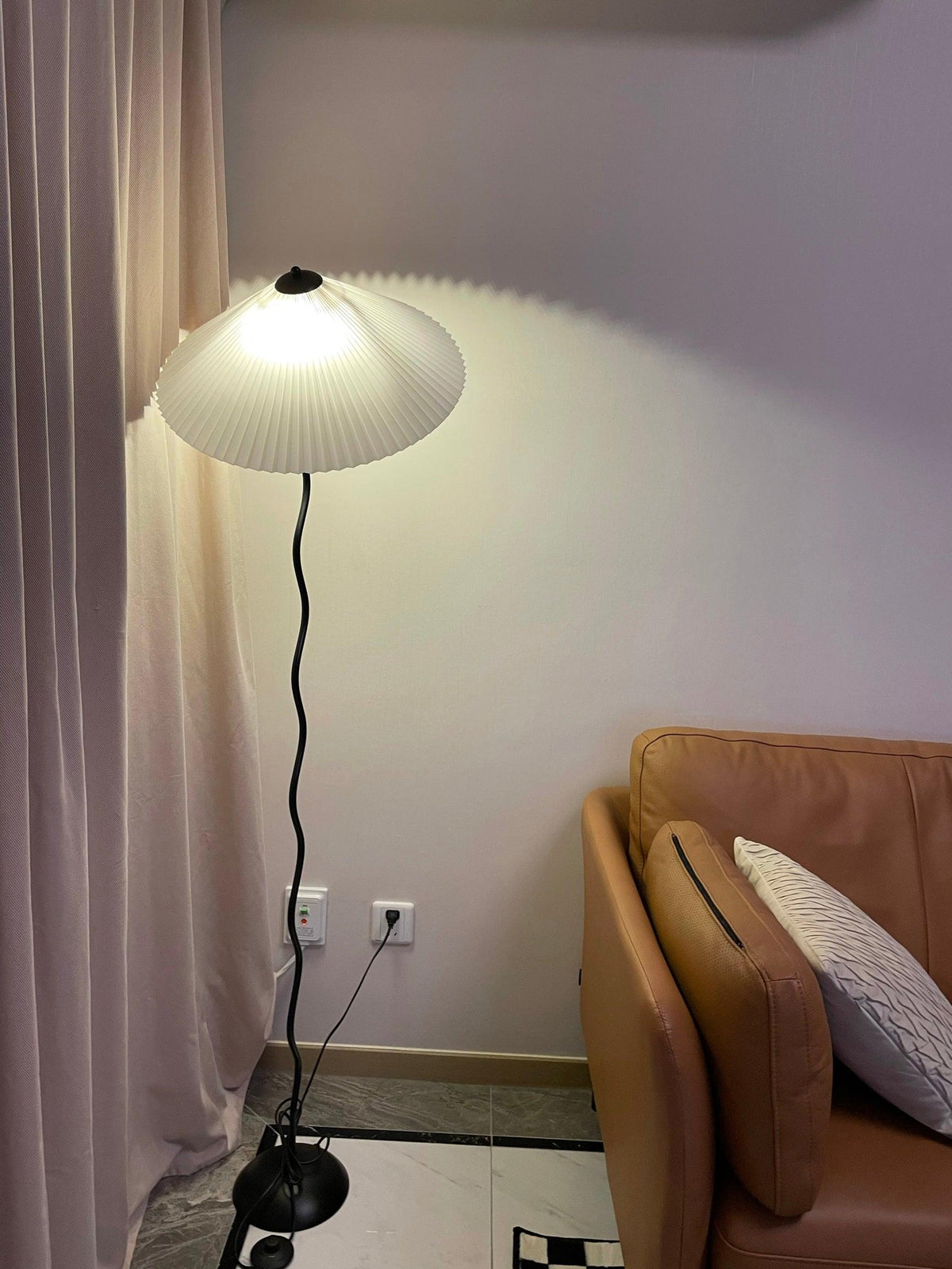 Squiggle Floor Lamp — Sculptural Wavy Stand, Modern Accent Lighting