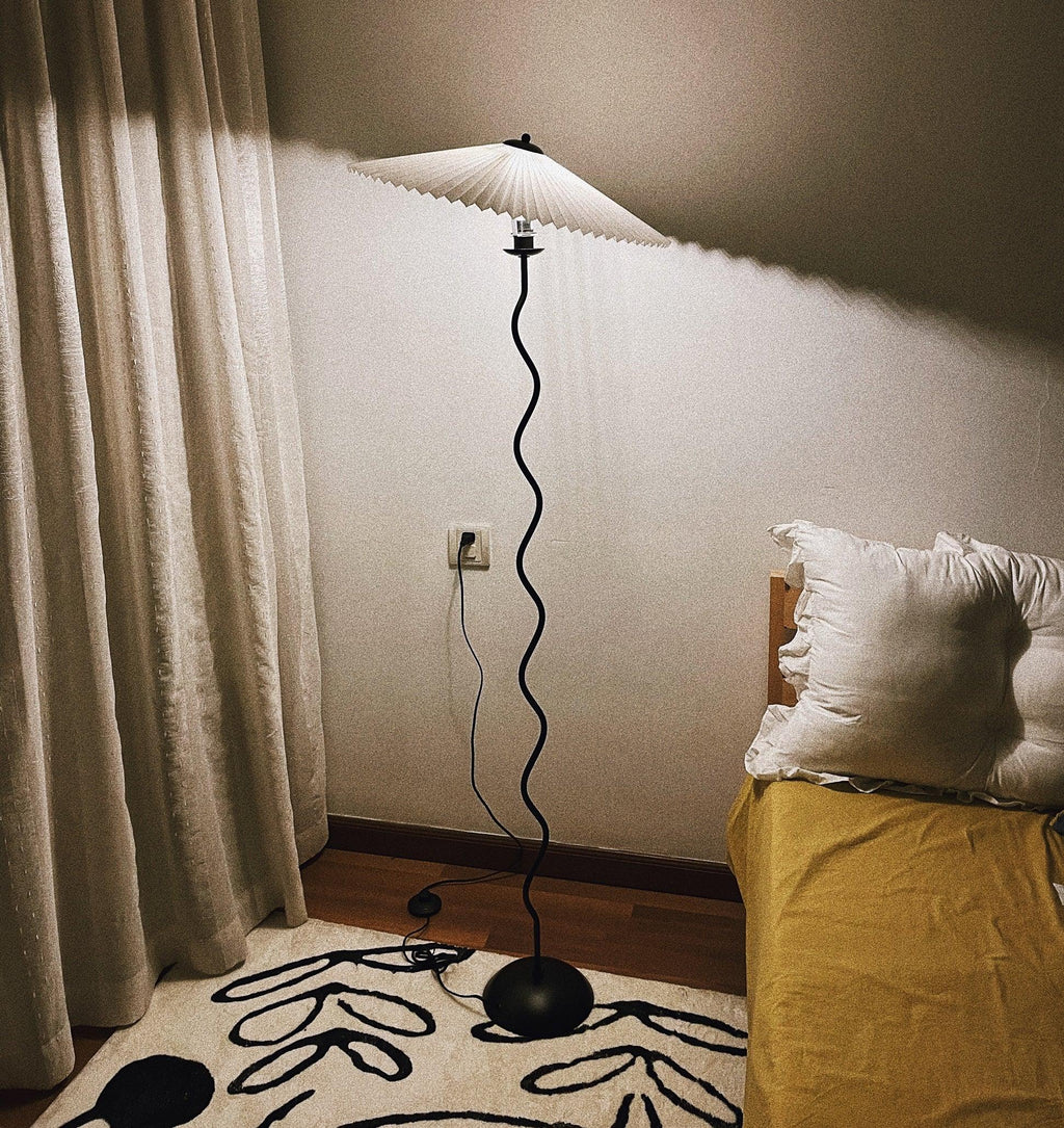 Squiggle Floor Lamp — Sculptural Wavy Stand, Modern Accent Lighting