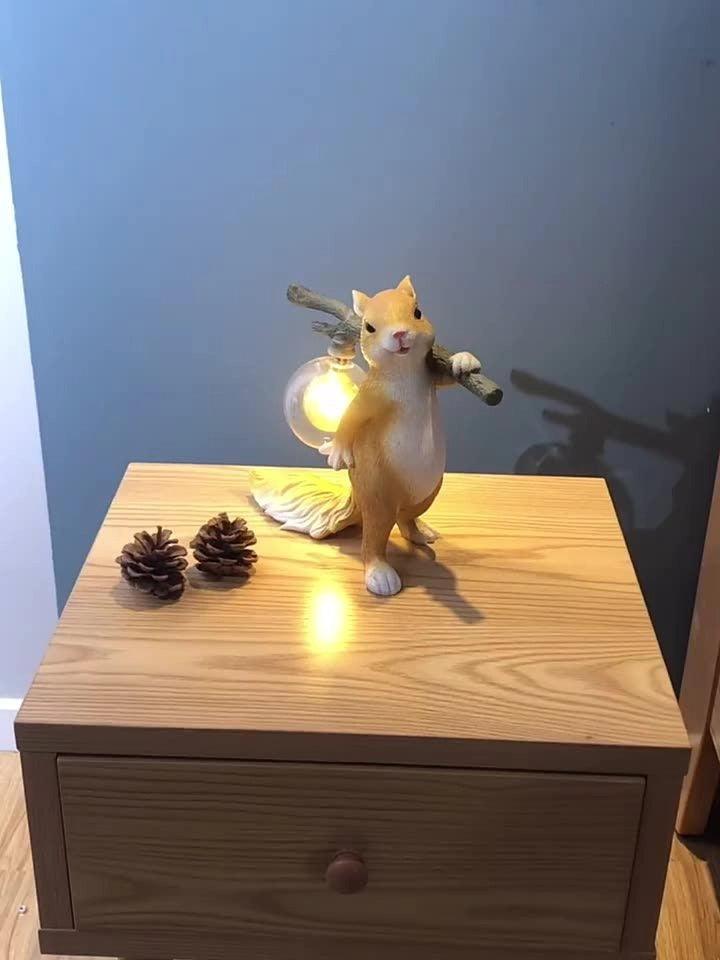 Επιτραπέζιο φωτιστικό με σχέδιο Squirrel — Διάμετρος 25cm x ύψος 25cm