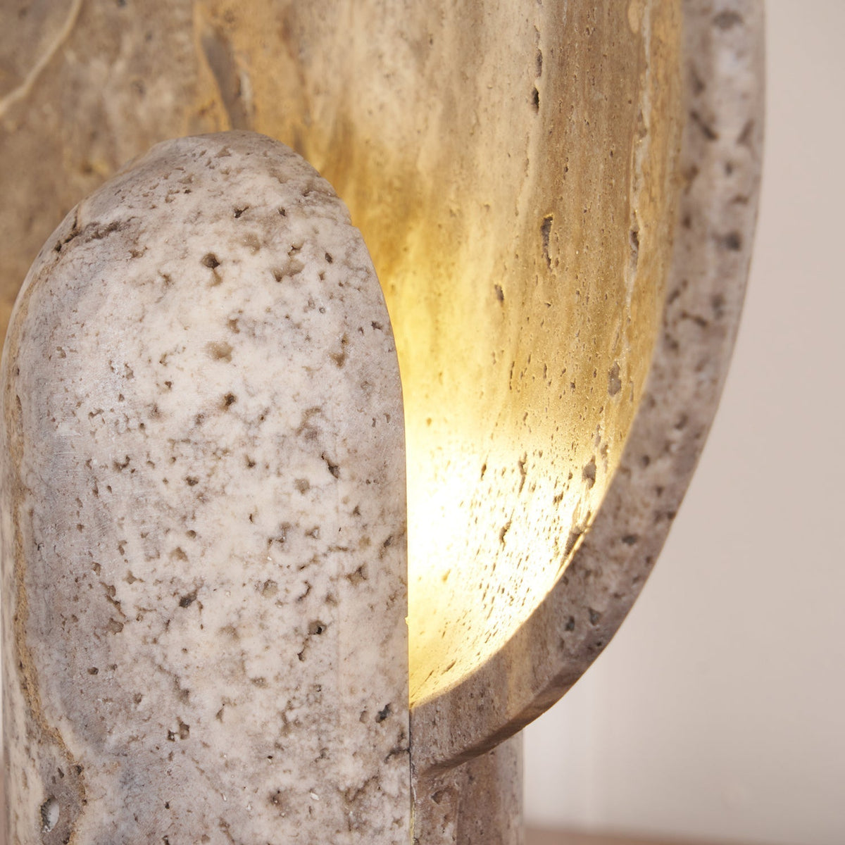 Stolní lampa z přírodního žlutého travertinu