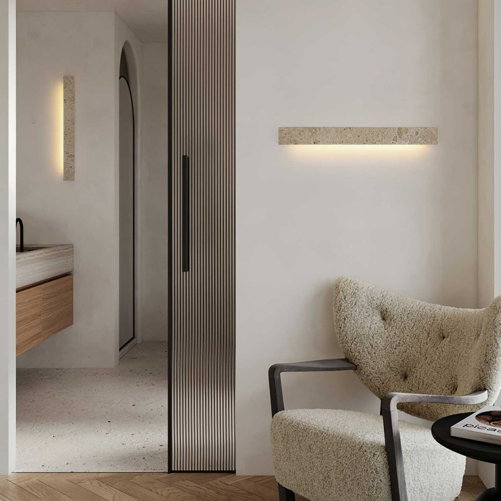 Luminária suspensa Ardora em travertino — 48cm de comprimento, 5cm de profundidade, amarelo natural