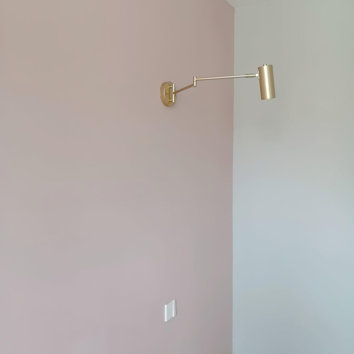 Regulowana lampa ścienna Axel na ramieniu obrotowym — nowoczesny kierunkowy design