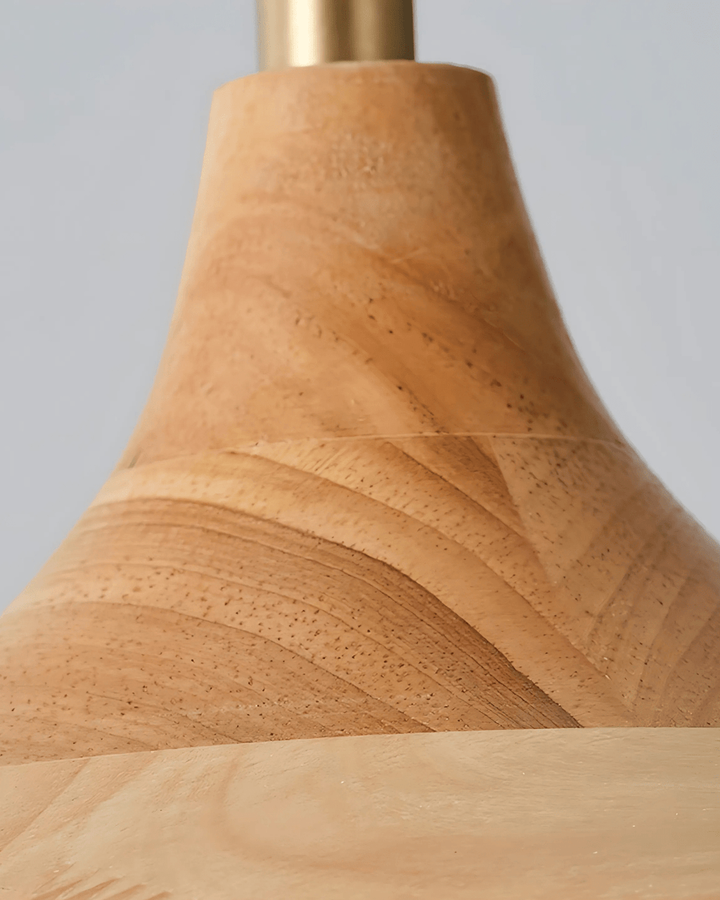 מנורת תלייה מעץ מלא קורבן עם עיצוב בגימור פליז