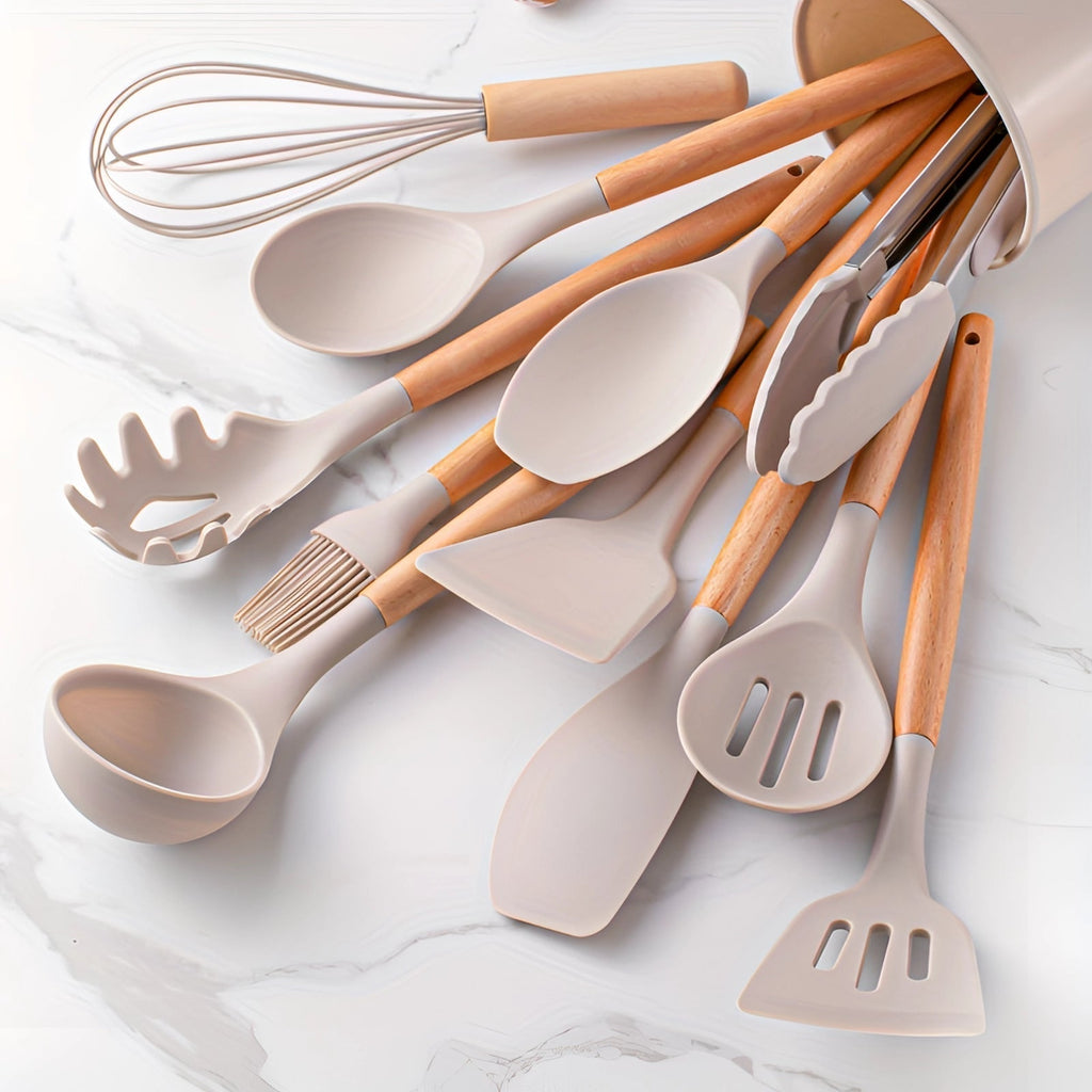 Set di utensili da cucina ecologici in silicone con manici in bambù