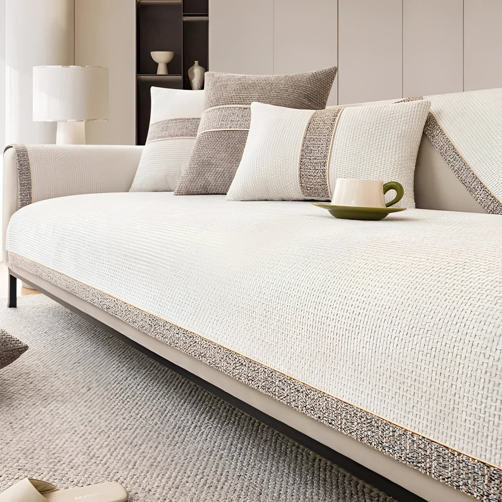 Canapé moderne incurvé avec base en terrazzo - méridienne de luxe aux tons neutres