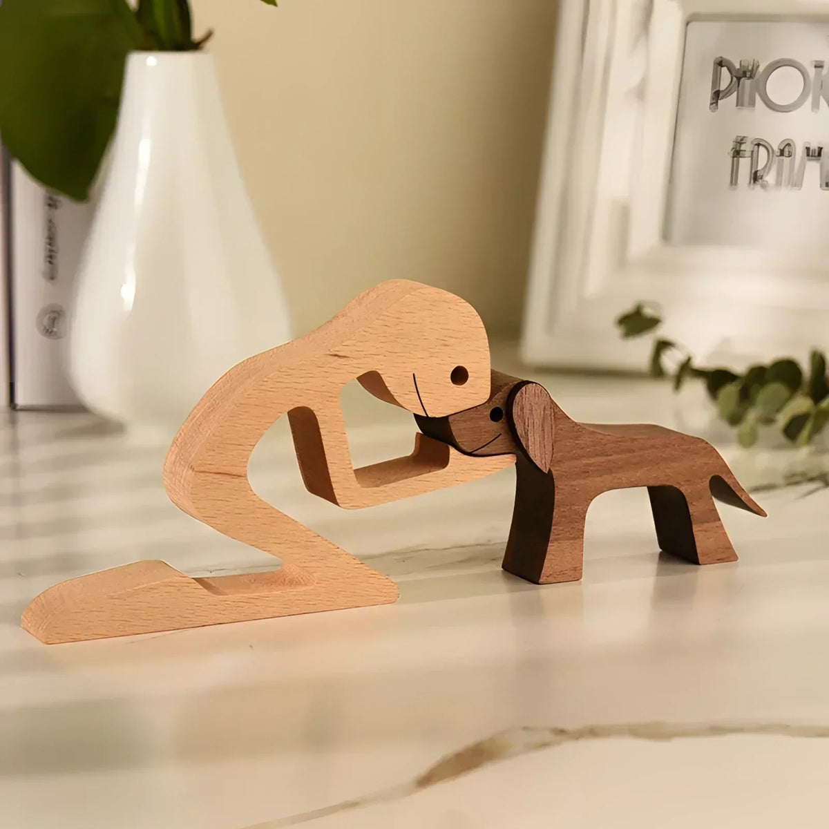 Sculpture de chien en bois avec écharpe rayée - figurine festive pour les fêtes