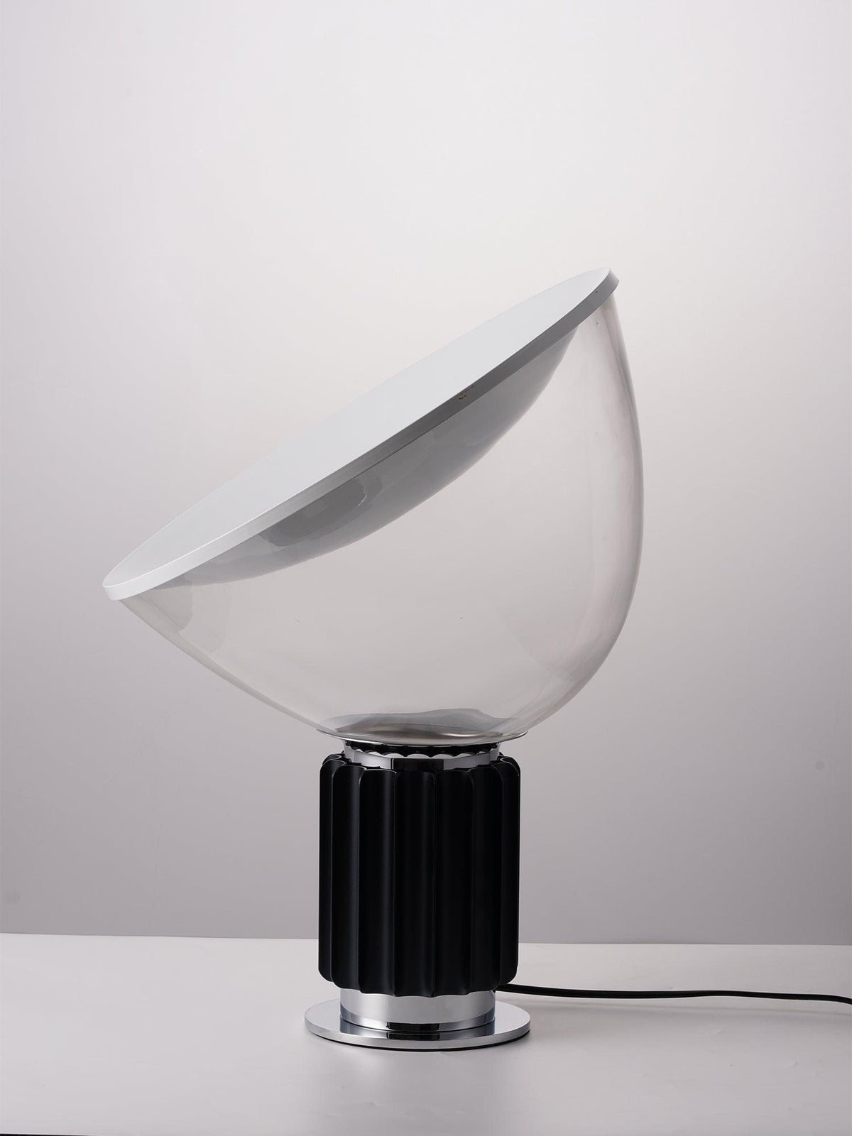 Lampa stołowa Nexus — nowoczesny design z regulacją