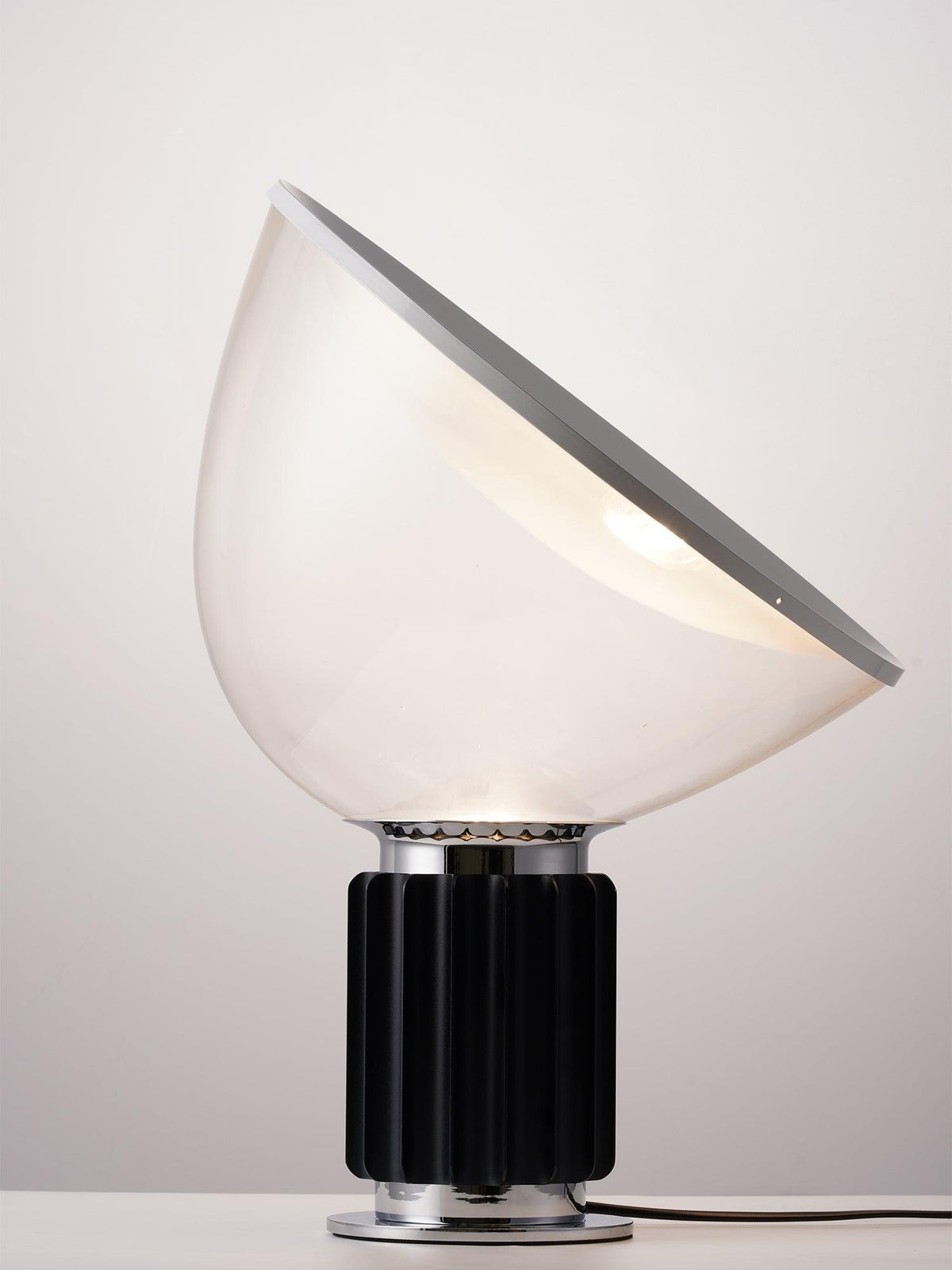 Lampa stołowa Nexus — nowoczesny design z regulacją