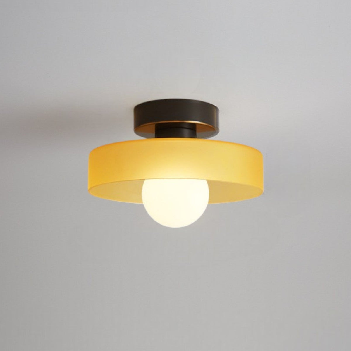 Candeeiro de teto em vidro e latão inspirado na Bauhaus — casquilho G9