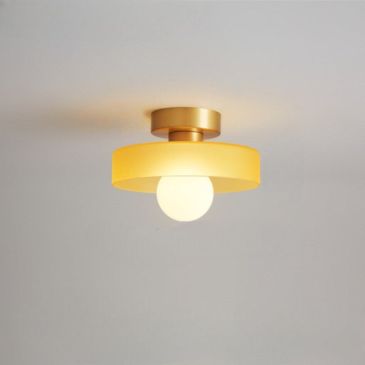 Candeeiro de teto em vidro e latão inspirado na Bauhaus — casquilho G9