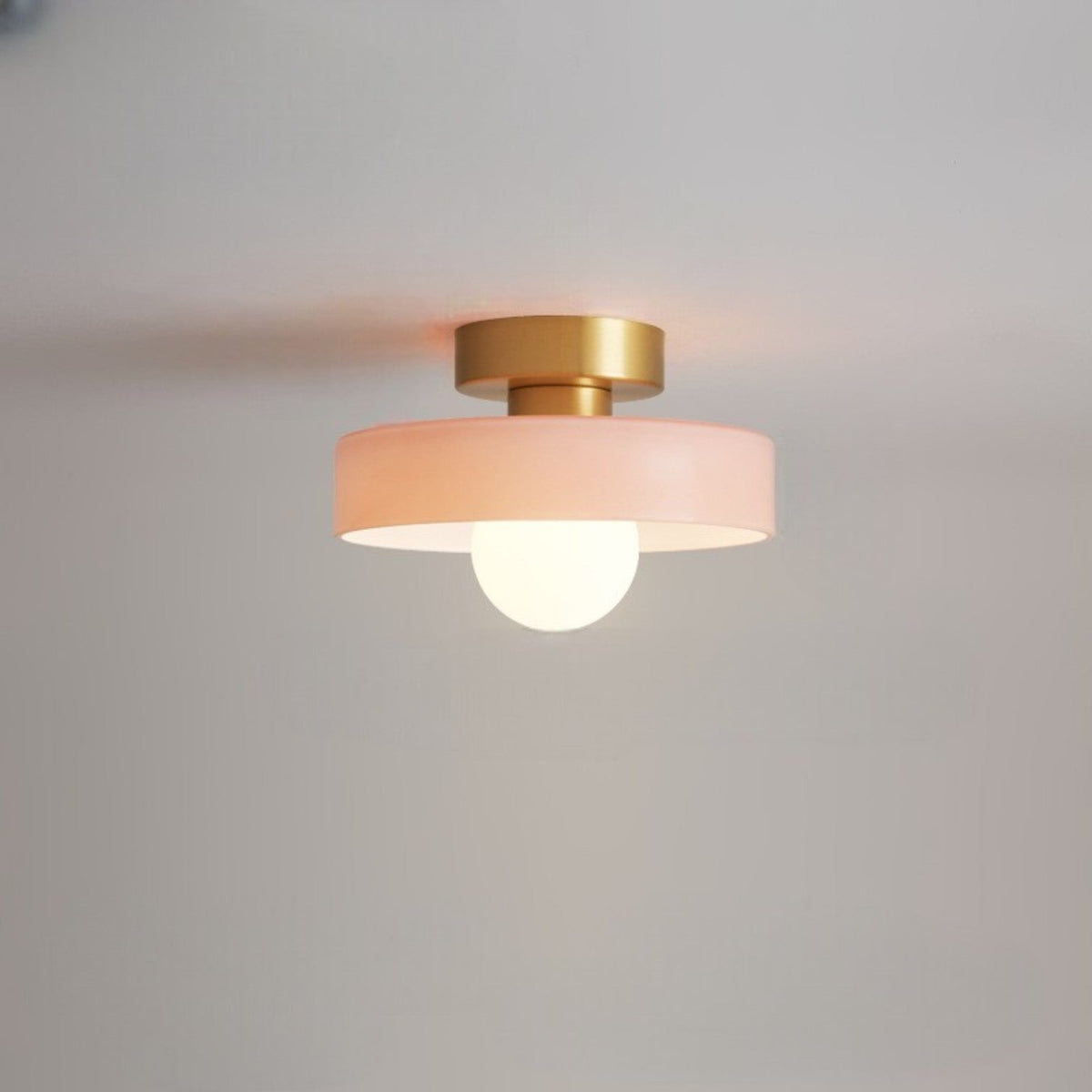 Candeeiro de teto em vidro e latão inspirado na Bauhaus — casquilho G9