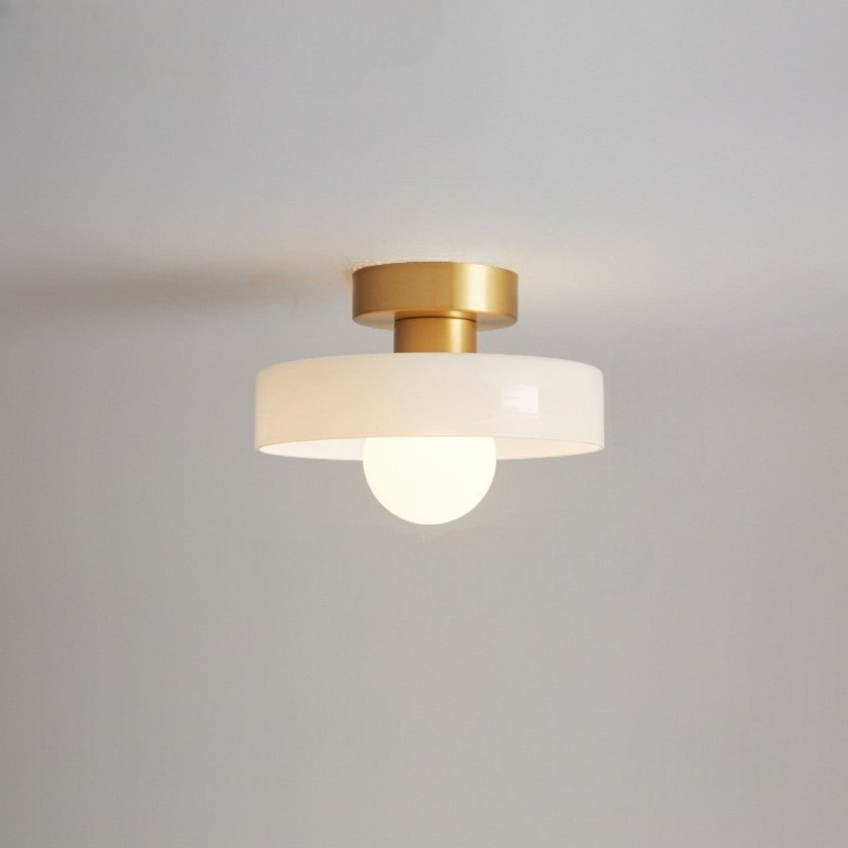 Candeeiro de teto em vidro e latão inspirado na Bauhaus — casquilho G9